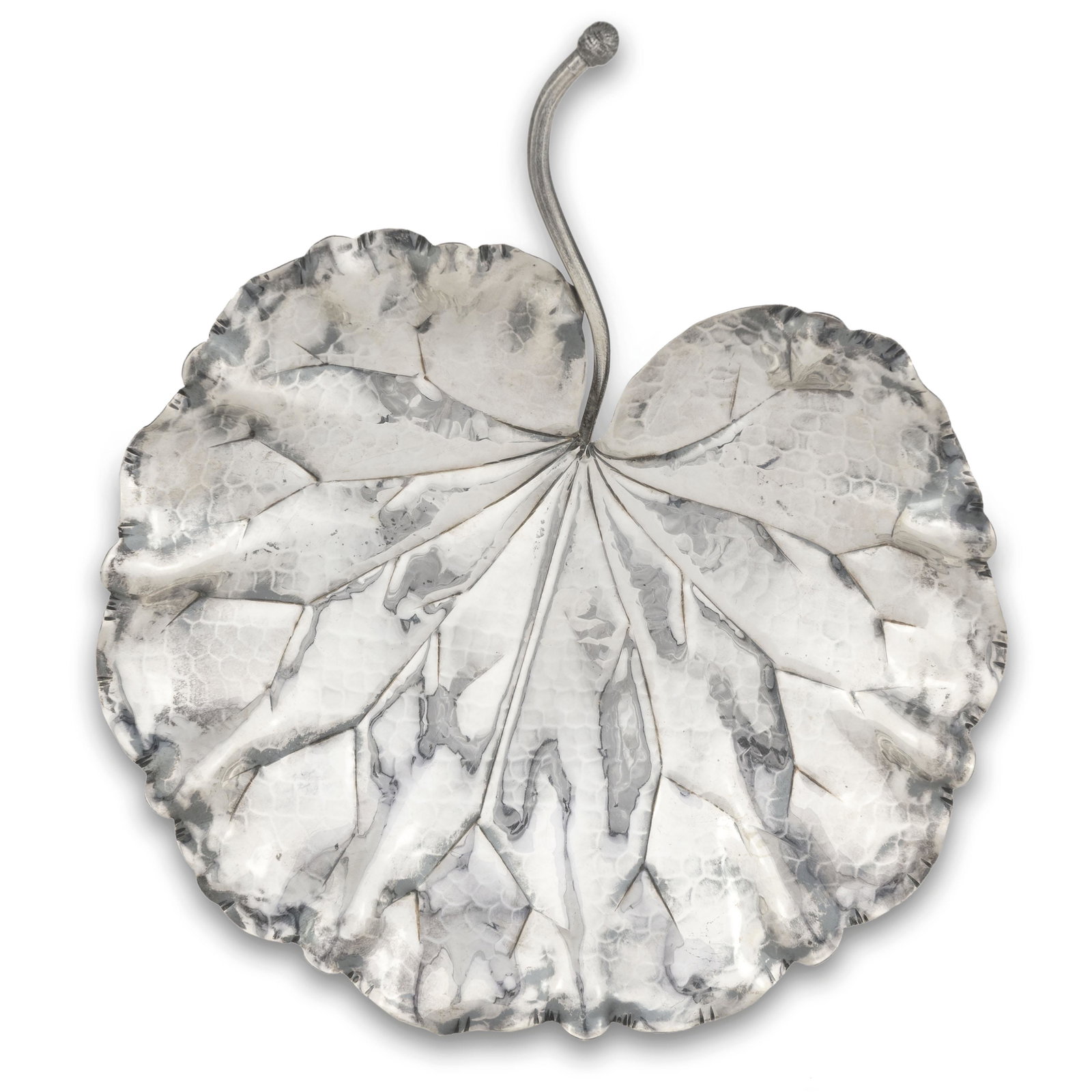 DUE CESTI IN ARGENTO, ITALIA, XX SECOLO, ORAFI F.: a foggia di foglia; usure Larg. cm 17, prof. cm 20; peso gr 163 Larg. cm 11, prof. cm 11; peso gr 70 TWO ITALIAN SILVER LEAF-SHAPED BASKETS, 20TH CENTURY, MARKS OF F. BUCCELLATI E G. BUCCELLATI; WEAR 