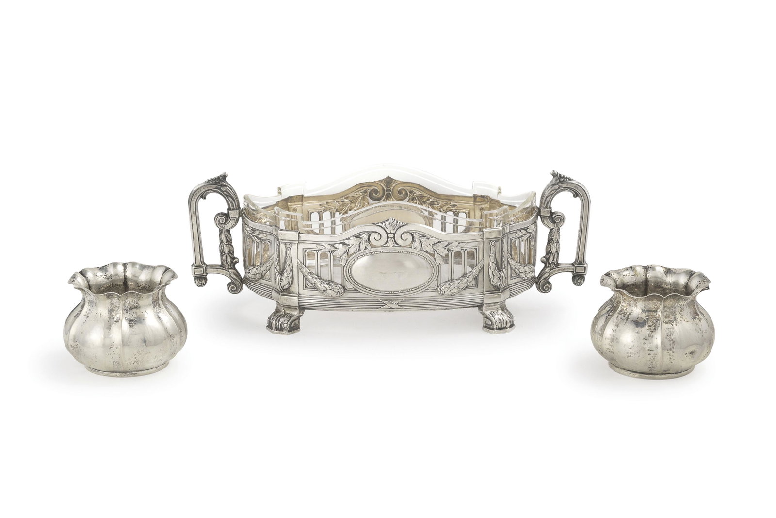 CENTROTAVOLA IN ARGENTO E VETRO, GERMANIA, INIZI DEL XX: unito a DUE VASETTI IN ARGENTO, ITALIA, XX SECOLO; usure Centrotavola, alt.cm 12, larg. cm 34; peso totale gr 598 A GERMAN SILVER AND GLASS CENTREPIECE, EARLY 20TH CENTURY; WEAR (3)