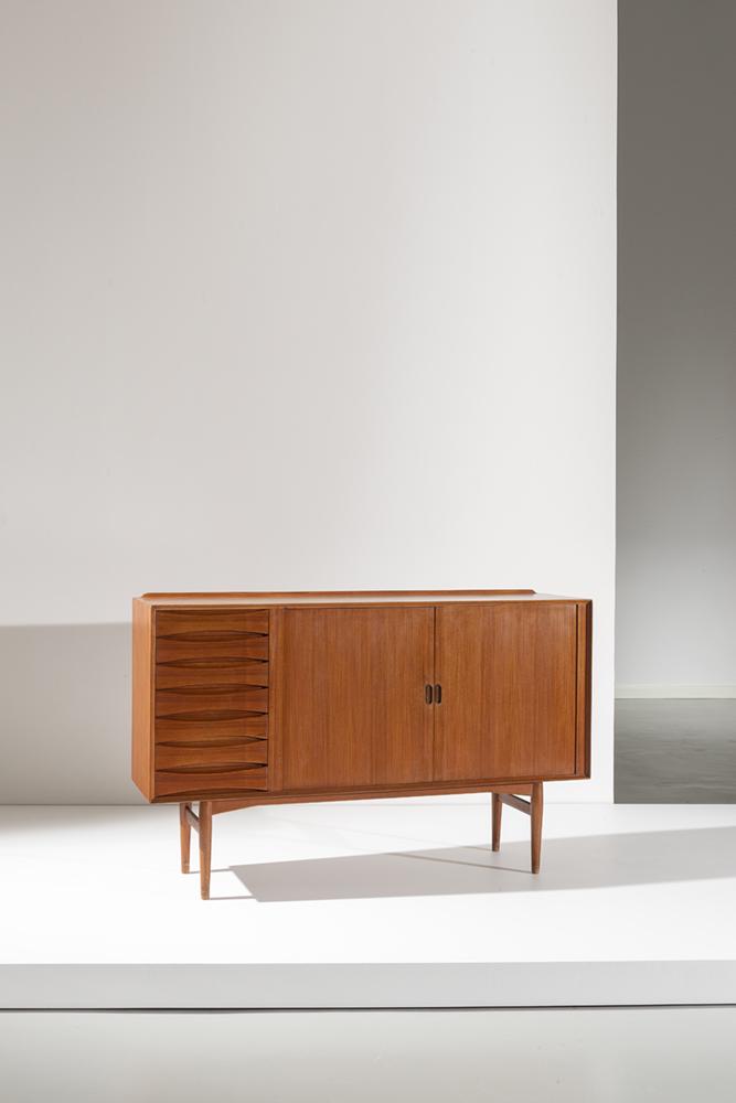 ARNE VODDER: Mobile. Legno di teak, legno di frassino tinto teak. Produzione Sibast Furniture cm 115,5x182x49 A FURNITURE BY A. VODDER Condizioni generali molto buone. Normali righe, piccoli graffi e leggeri segni