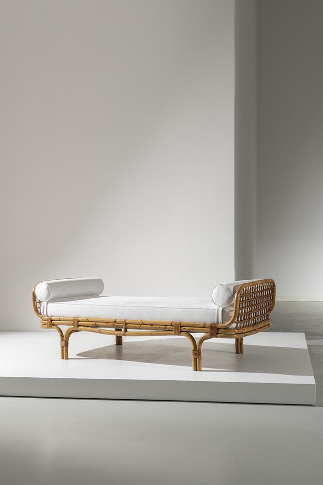 TITO AGNOLI: Daybed. Canna d'India intrecciata, tessuto imbottito. Italia anni '50. cm 66x202x84 A DAYBED BY T. AGNOLI Ottime condizioni. Recentemente rilucidato. Imbottitura e tessuto recentemente sostituiti.