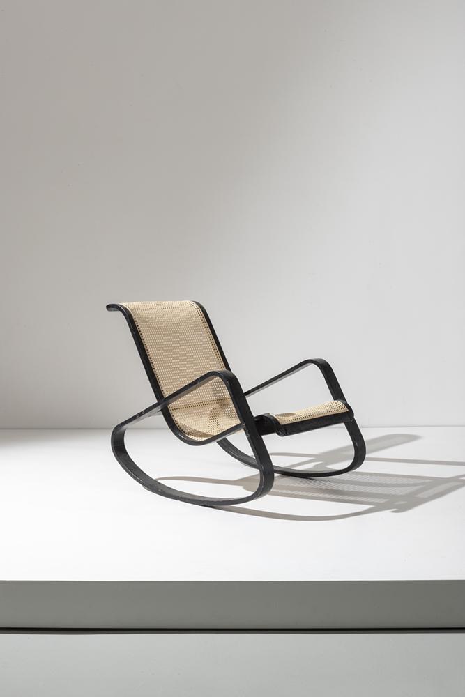 LUIGI CRASSEVIG: Dondolo. Multistrato curvato e laccato. Paglia di Vienna. Italia anni '70 ca. cm 78x74x90 A ROCKING CHAIR BY L. CRASSEVIG Casa Vogue n. 98, settembre 1979, pagina pubblicitaria Buone condizioni. Righe