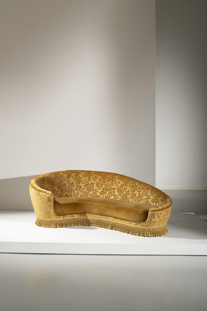 FEDERICO MUNARI: Divano curvo. Legno, velluto imbottito. Italia anni '50. cm 87x232x140 A SOFA BY F. MUNARI Buone condizioni generali. Imbottitura in buone condizioni. Tessuto da sostituire.