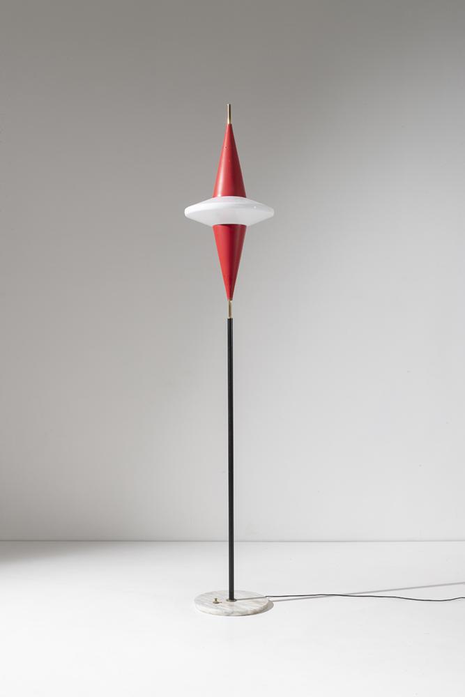 ANGELO BROTTO: Lampada da terra. Marmo, metallo verniciato, ottone, alluminio verniciato, vetro opalino. Produzione Esperia anni '50. altezza cm 210 A FLOOR LAMP BY A. BROTTO Condizioni generali molto buone. Ottone