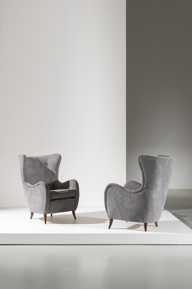 RENATO ANGELI & CLAUDIO OLIVIERI: Coppia di poltrone. Legno di faggio tinto, tessuto imbottito. Italia anni '50. cm 108x68x78 A PAIR OF ARMCHAIRS BY R. ANGELI & C. OLIVIERI R. Aloi, Esempi di arredamento moderno di tutto il mondo, sal