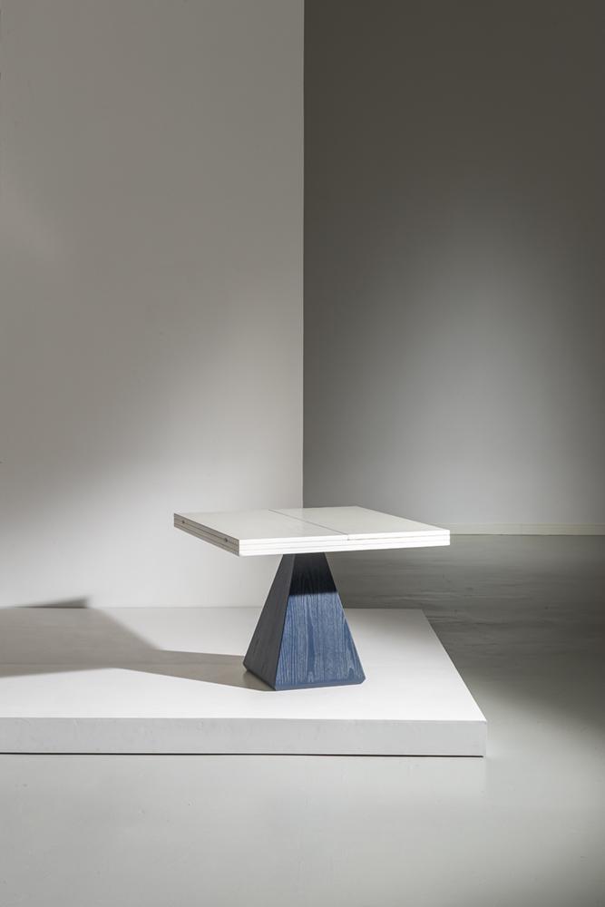 VITTORIO INTROINI: Tavolo a bandelle mod. Chelsea. Legno di rovere spazzolato e laccato, metallo cromato. Produzione Pozzi, 1975 ca. Chiuso cm 75x100x100; aperto cm 73x200x100 A TABLE BY V. INTROINI Casa Amica, l'angolo