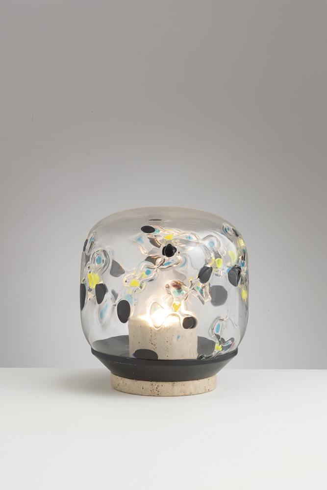 MANIFATTURA ITALIANA: Lampada da tavolo. Travertino, vetro con applicazioni a caldo di vetro policromo. Italia anni '70. cm 34x32 AN ITALIAN TABLE LAMP Condizioni generali buone. Piccoli graffi, lievi segni di usura.