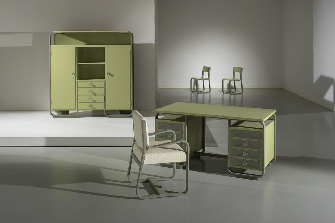 GIUSEPPE PAGANO POGATSHNIG: Armadio. Multistrato curvato impiallacciato in legno di faggio verniciato, metallo nichelato. Produzione Maggioni 1938 ca. cm 178x165x40,5 A FURNITURE BY G. P. POGATSHNIG Domus, n. 170, febbraio 1942,