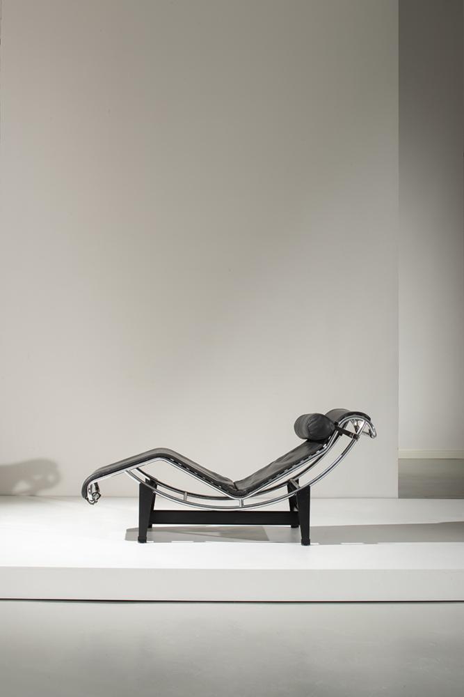 CHARLOTTE PERRIAND, PIERRE JEANNERET, LE CORBUSIER: Chaise longue mod. LC4. Metallo cromato, metallo smaltato, pelle imbottita. Produzione Cassina anni '70. Firma della manifattura. Altezza variabile, cm 56x150 A CHAISE LONGUE BY C. PERRIAND, P. JEANNE