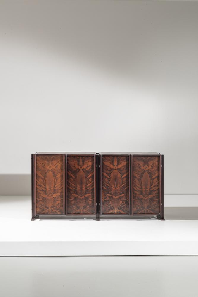 MANIFATTURA BRASILIANA: Credenza. Legno lamellare impiallacciato in legno esotico, metallo brunito. anni '60. cm 83x165x40 A BRAZILIAN SIDEBOARD Condizioni molto buone. Normali righe, graffi e segni di usura. Mancano i due r