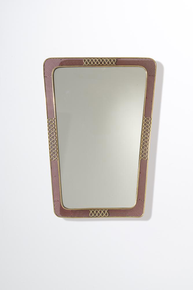 CARLO ERBA: Specchio. Cristallo specchiato, lamiera traforata verniciata, ottone. Italia anni '50. cm 82x59 A MIRROR BY C. ERBA Condizioni generali buone. Piccoli graffi, lievi segni di usura. Piccole e trascurab