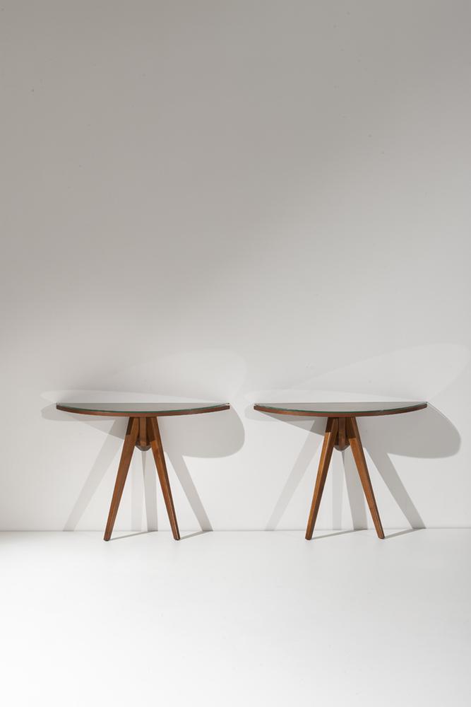 MANIFATTURA ITALIANA: Coppia di consolles. Legno di noce, cristallo molato. Italia anni '50. cm 72x97x26 A PAIR OF ITALIAN CONSOLLES Ottime condizioni. Piccole righe, segni di usura. recentemente rilucidate. Vetri sostitui
