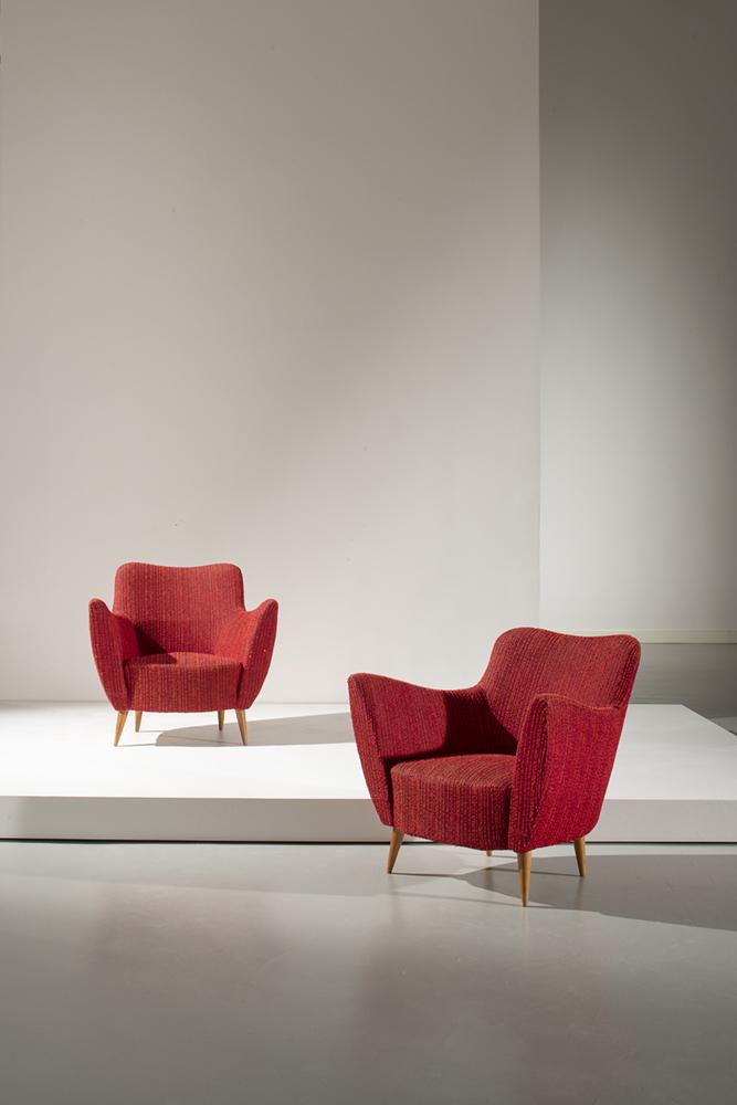 GIULIA VERONESI (ATTRIB. A): Coppia di poltrone mod. Perla. Legno, tessuto imbottito. Produzione I.S.A anni '50. cm 74x80x70 A PAIR OF ARMCHAIRS ATTRIBUTED TO G. VERONESI Ottime condizioni. Piccole righe, graffi e segni di usura.