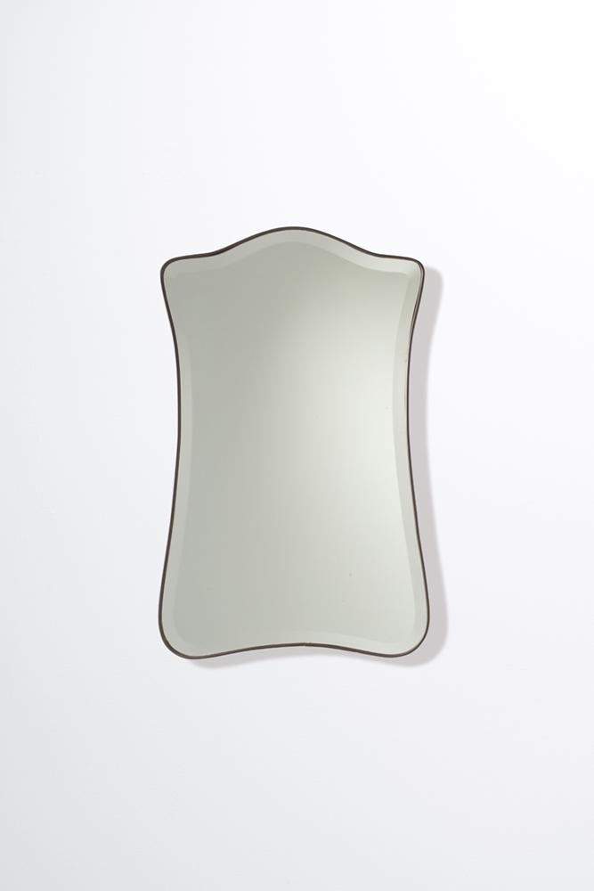 MANIFATTURA ITALIANA: Specchio. Ottone, cristallo specchiato. Italia anni '50. cm 87x53 AN ITALIAN MIRROR Condizioni generali buone. Piccoli graffi, lievi segni di usura.