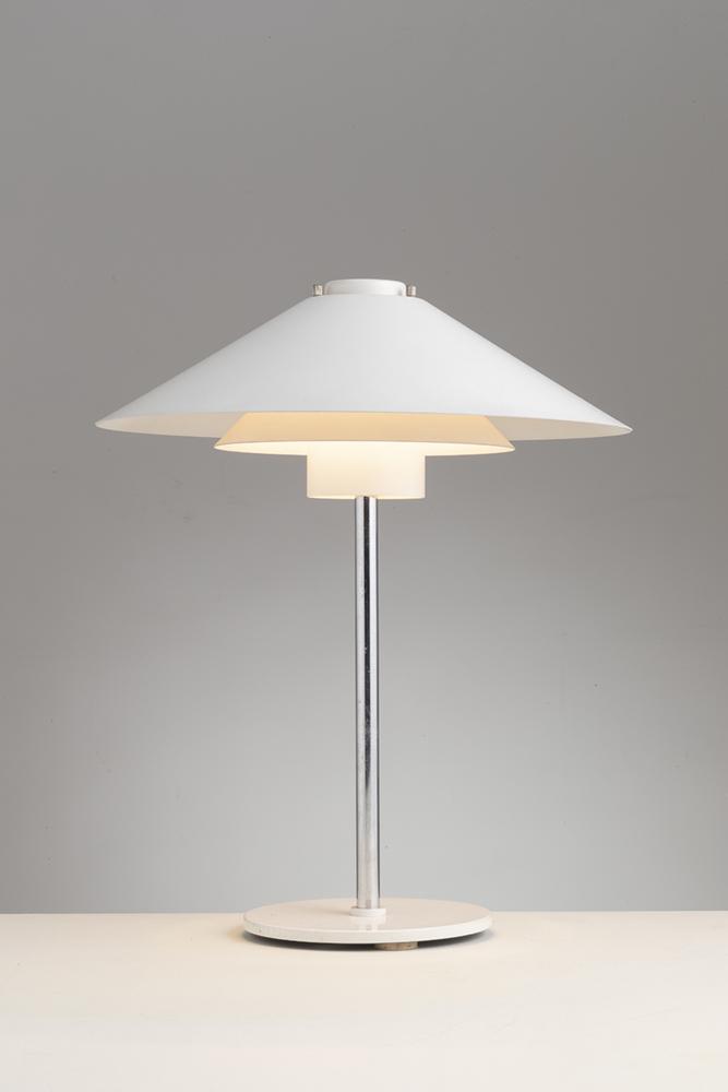 MANIFATTURA ITALIANA: Lampada da tavolo. Metallo verniciato, metallo cromato. Italia anni '80. cm 60x45 AN ITALIAN TABLE LAMP Condizioni generali molto buone. Piccoli graffi, lievi segni di usura.