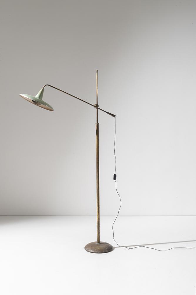 MANIFATTURA ITALIANA: Lampada da terra. Ottone, metallo smaltato. Anni '50. Altezza massima cm 180 AN ITALIAN FLOOR LAMP Buone condizioni generali. Piccole righe, ossidazioni, mancanze alla smaltatura.
