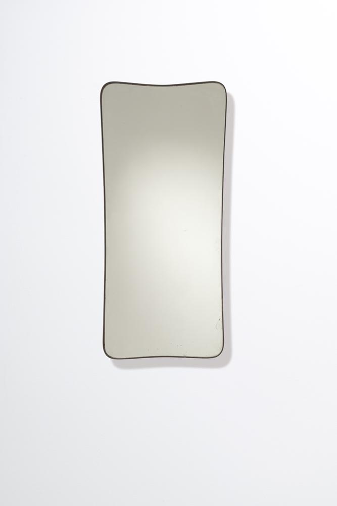 MANIFATTURA ITALIANA: Specchio. Ottone, cristallo specchiato. Italia anni '50. cm 120x54,5 AN ITALIAN MIRROR Condizioni generali buone. Piccoli graffi, lievi segni di usura. Ottone in patina.
