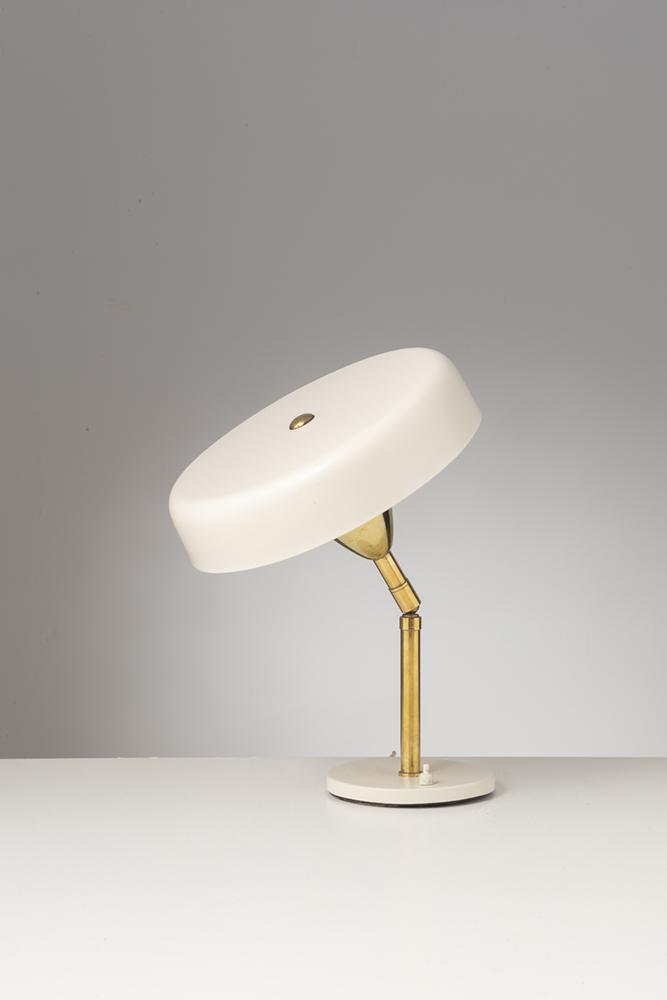 MANIFATTURA ITALIANA: Lampada da tavolo. Ottone, ghisa, alluminio smaltato. Italia anni '50. cm 36x27 Buone condizioni, leggere deformazioni poco visibili sulla base. Ottone leggermente ossidato piccole righe e segni di us