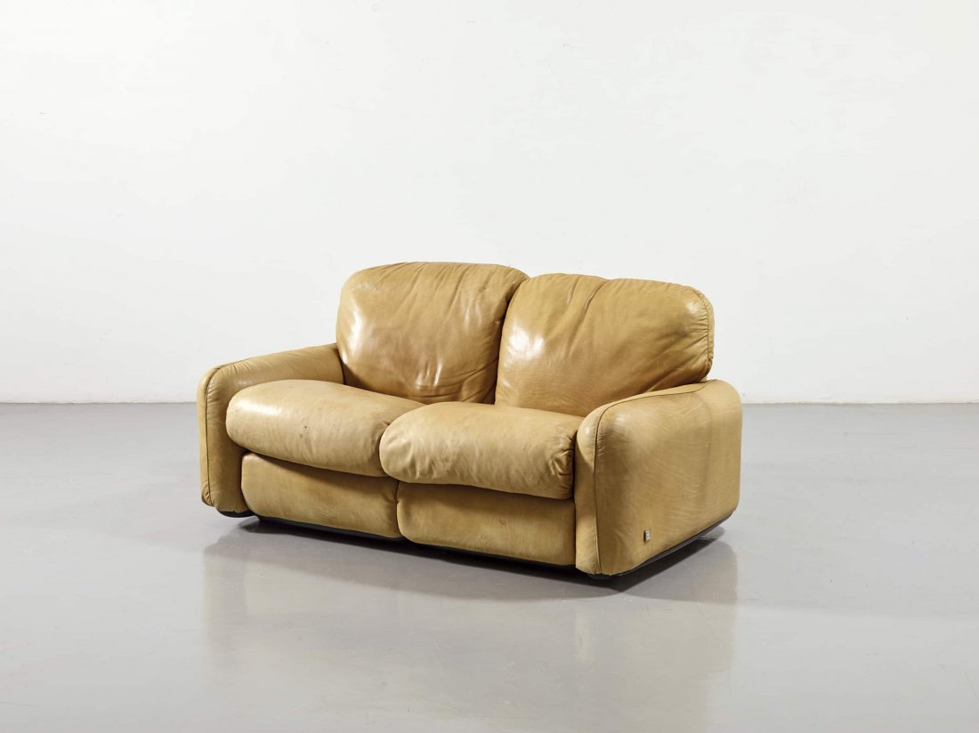 ARRIGO ARRIGONI: Divano mod. Piumotto. ABS stampato, pelle imbottita. Produzione Industrie Busnelli anni '70. Targhetta del produttore cm 80x140x93 A SOFA BY A. ARRIGONI Targhetta della manifattura. Ottime condizioni