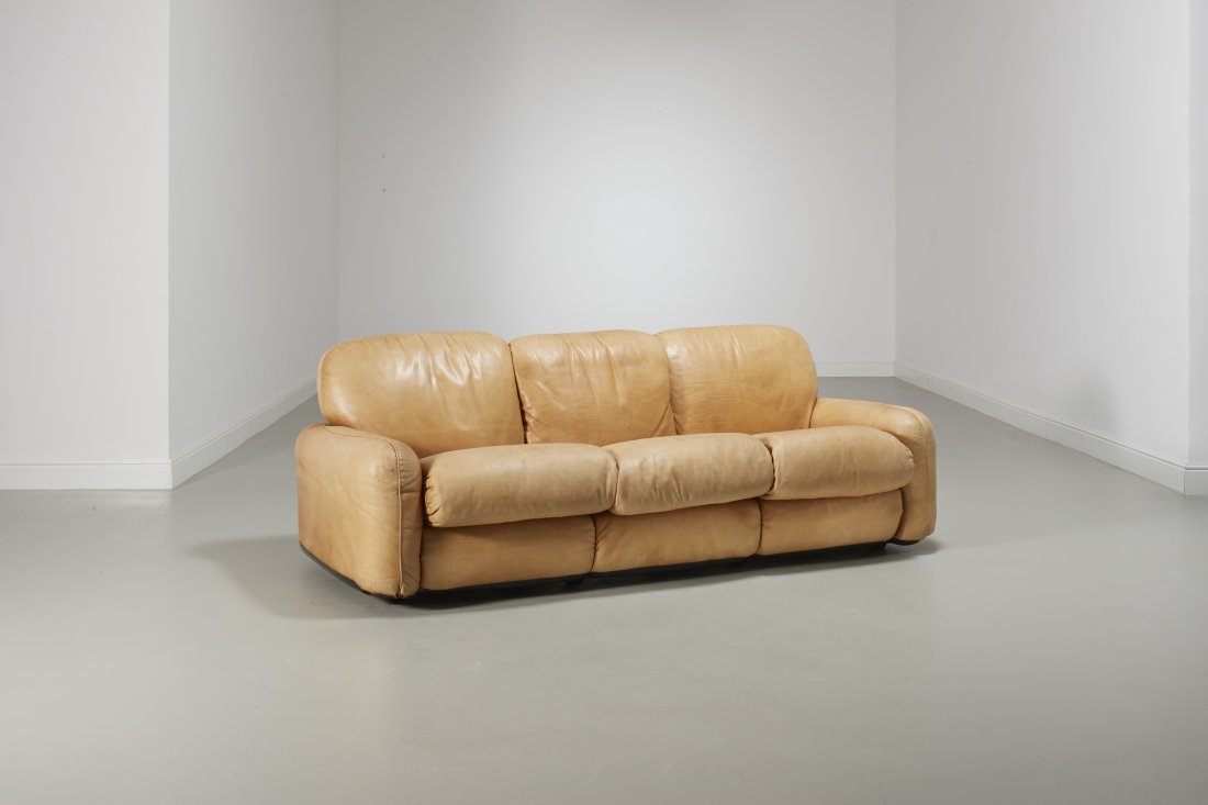 ARRIGO ARRIGONI: Divano mod. Piumotto. ABS stampato, pelle imbottita. Produzione Industrie Busnelli anni '70. Targhetta del produttore cm 70x206x86 A SOFA BY A. ARRIGONI Targhetta della manifattura. Ottime condizioni