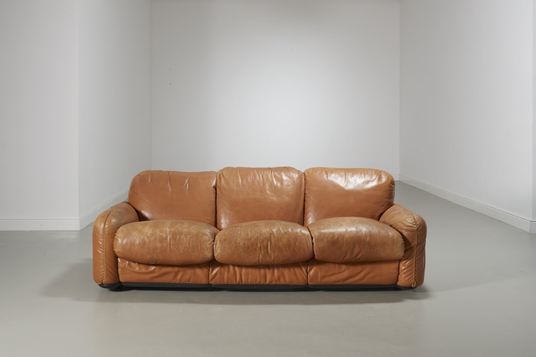 ARRIGO ARRIGONI: Divano mod. Piumotto. ABS stampato, pelle imbottita. Produzione Industrie Busnelli anni '70. Targhetta del produttore cm 70x206x86 Targhetta della manifattura. Ottime condizioni generali. Piccole righ