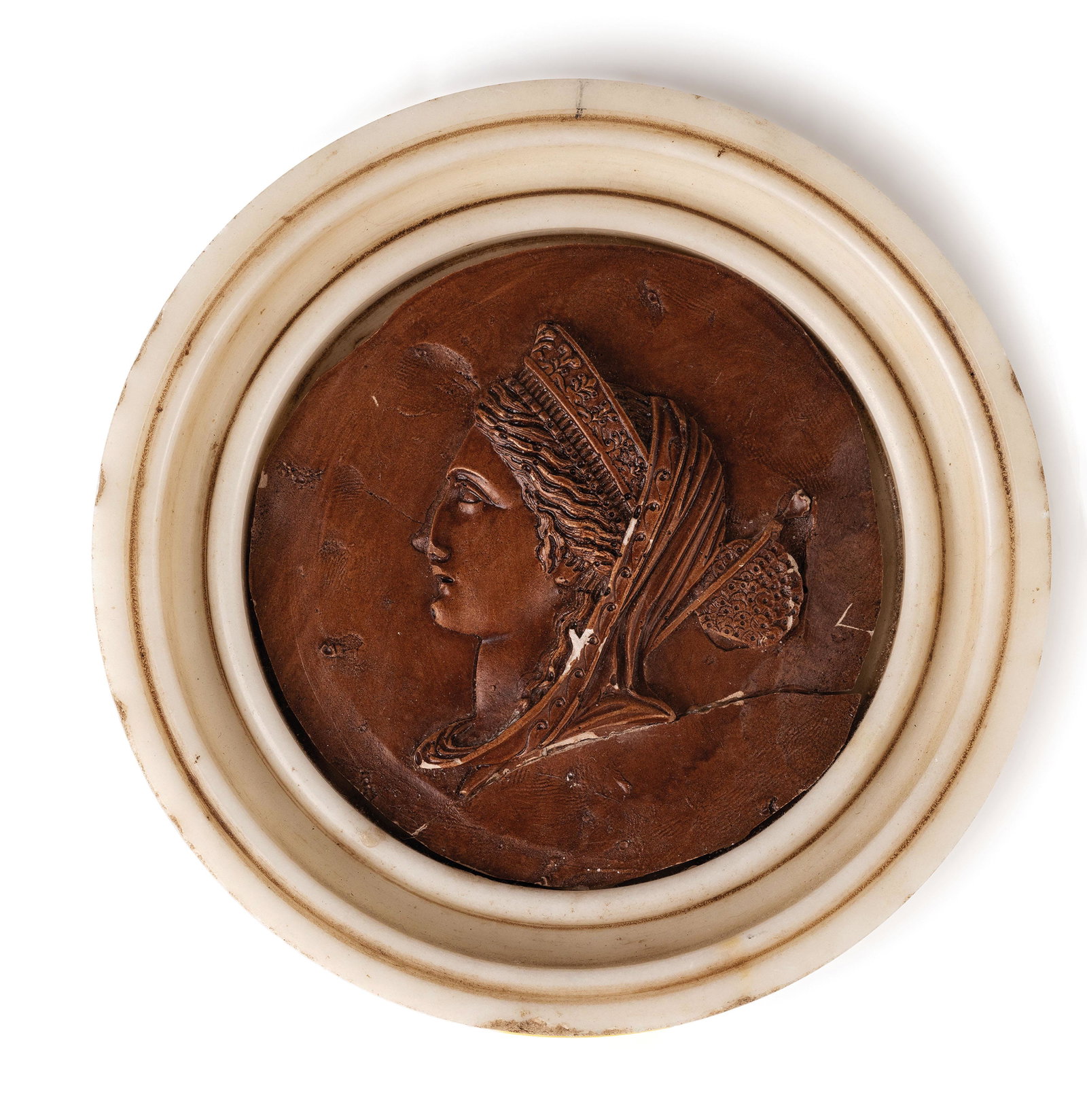 COPPIA DI RILIEVI IN TERRACOTTA PATINATA, XIX-XX SECOLO: raffigurante profili classici entro cornici in marmo bianco; usure, poche sbeccature e mancanze, una con rottura e restauro alla base Il rilievo, cm 1, diam. cm 9,4 La cornice, alt. cm 2,2, diam. 13,7