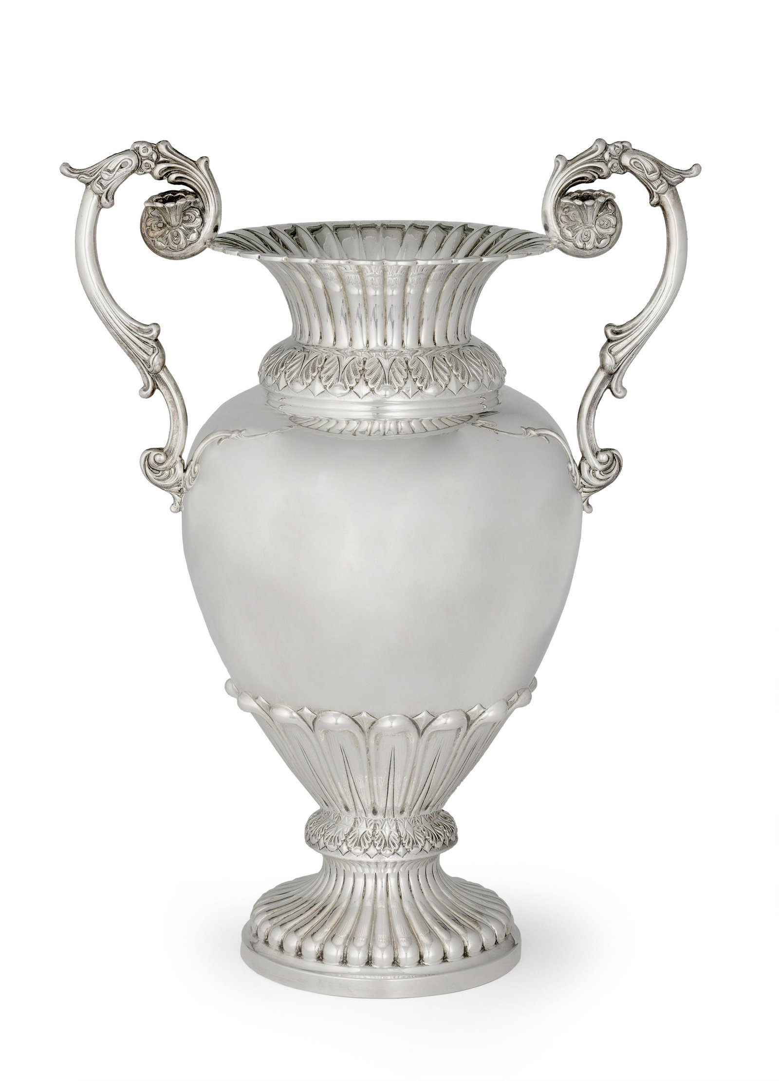 VASO IN ARGENTO A DUE MANICI, MILANO, XX SECOLO, ORAFO: a base circolare, corpo a superficie liscia, manici naturalistici, argento 800/1000; usure Alt. cm 43, larg. cm 31; peso gr 1875 AN ITALIAN TWO-HANDLED SILVER VASE, MILAN, 20TH CENTURY, MARKS OF G. FI