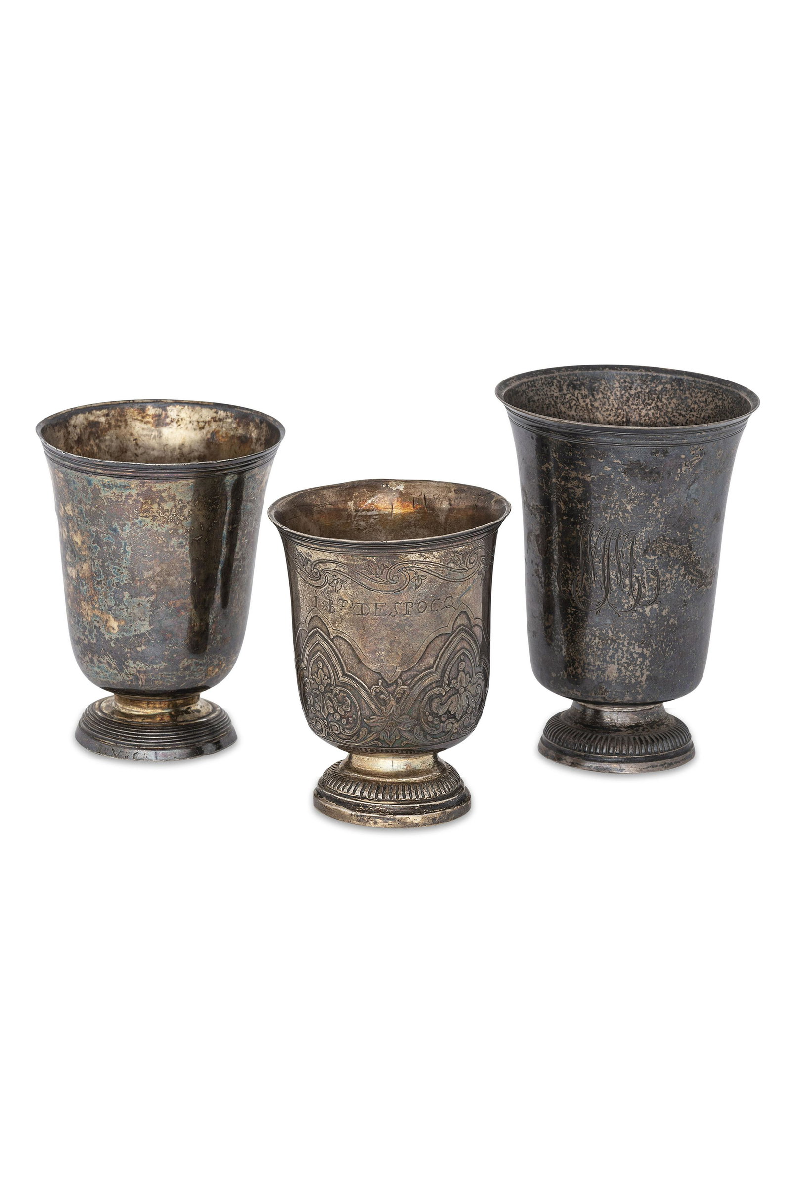 BICCHIERE IN ARGENTO, PARIGI, 1713-1717: unito AD UN ALTRO, FRANCIA, XVIII SECOLO ed UN ALTRO ANCORA, PARIGI, 1798-1809, ORAFO D. COLOMBIER; usure Alt. cm 12; peso totale gr. 390 A FRENCH SILVER BEAKER, PARIS, 1713-1717, TOGETHER WITH ANOTHE