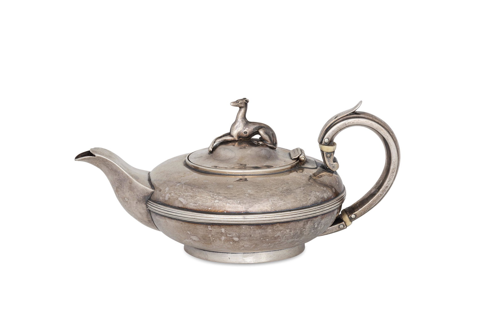TEIERA IN ARGENTO E AVORIO, LONDRA, 1832, ORAFO C. FOX: a base circolare, corpo a superficie liscia, manico sagomato, coperchio con presa a levriero; usure Alt. cm 10, lung. cm 22; peso gr 435 A WILLIAM IV SILVER TEA-POT, LONDON, 1832, MARKS OF C. FOX II; 
