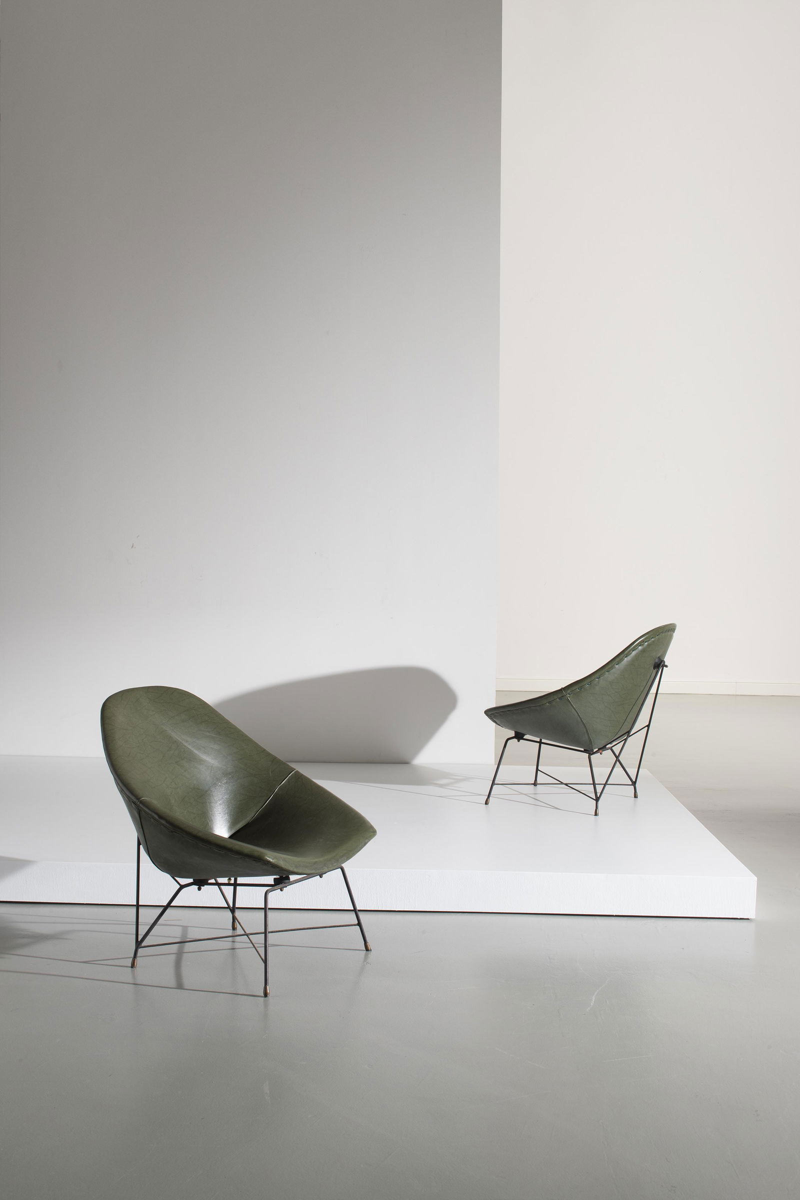 AUGUSTO BOZZI: Coppia di poltrone mod. Living. Tondino metallico verniciato, vinilpelle imbottita. Produzione Saporiti anni '50 ca. Decalcomania del produttore. cm 84x84x74 A PAIR OF ARMCHAIRS BY A. BOZZI Catalogo d