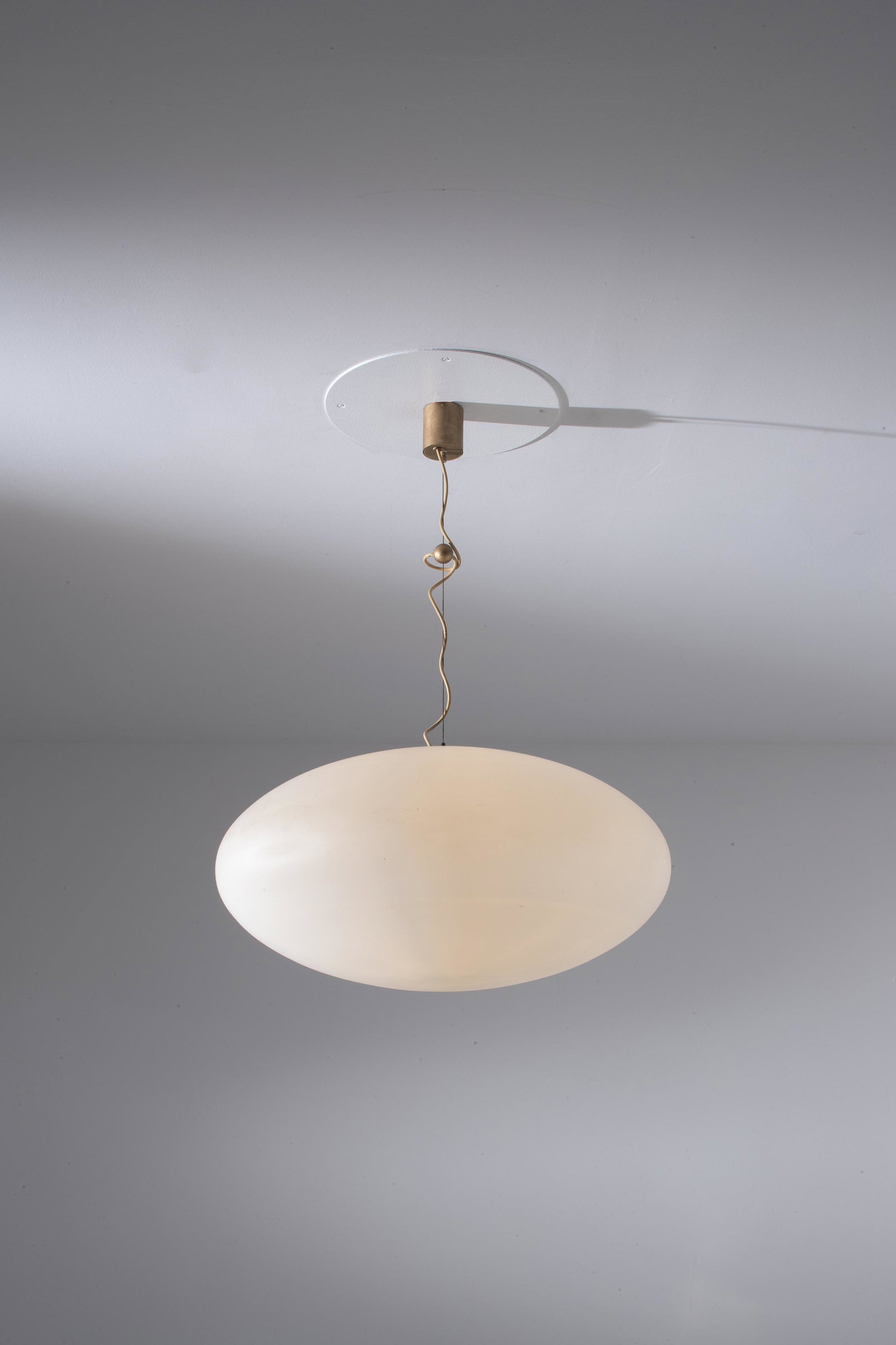 STILNOVO: lampada a sospensione mod. 1187. Ottone, vetro opalino satinato. Produzione Stilnovo anni '50. cm 90x65 A CEILING LAMP BY STILNOVO Catalogo di produzione Stilnovo, p. 24. Ottime condizioni generali. P