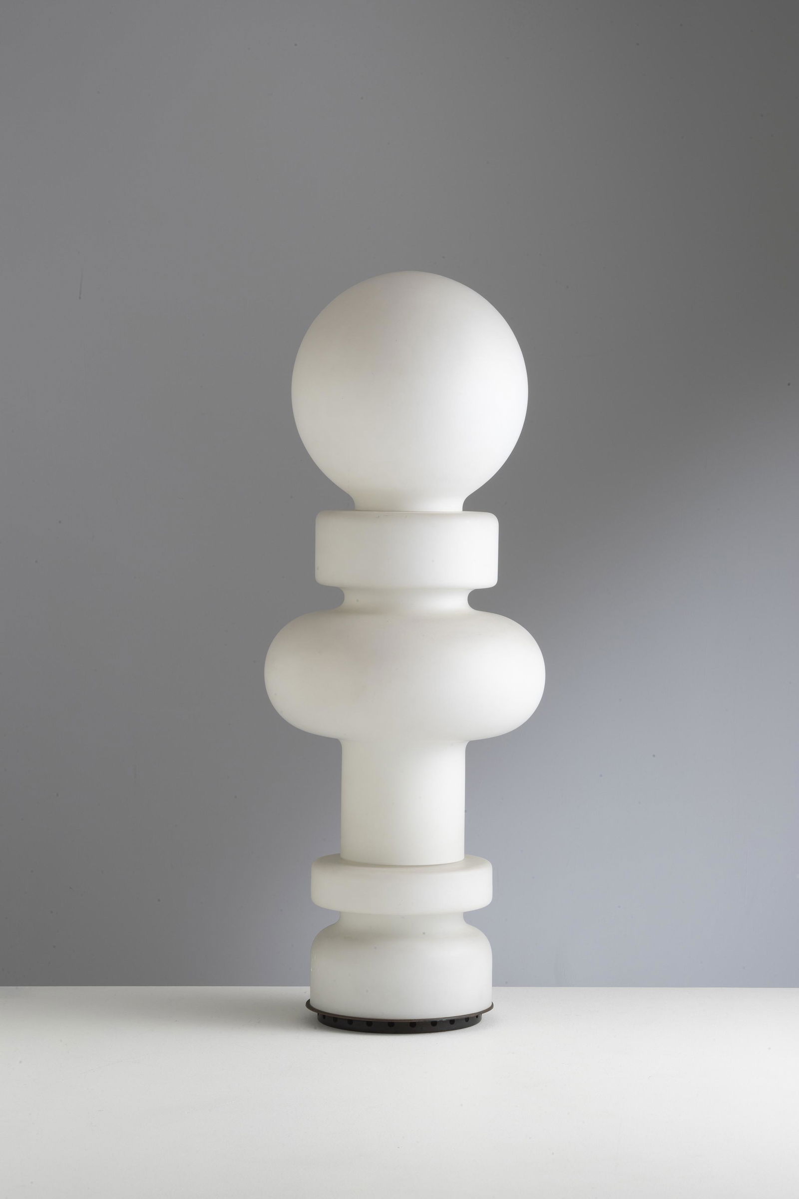 BOBO PICCOLI: Lampada da terra mod 2490 RE. Elementi in vetro opalino satinato. Produzione Fontana Arte, 1968 ca. cm 90, diam. max cm 33 A TABLE LAMP BY B. PICCOLI Domus, n.463, giugno 1968, p. 22; Catalogo Fontana