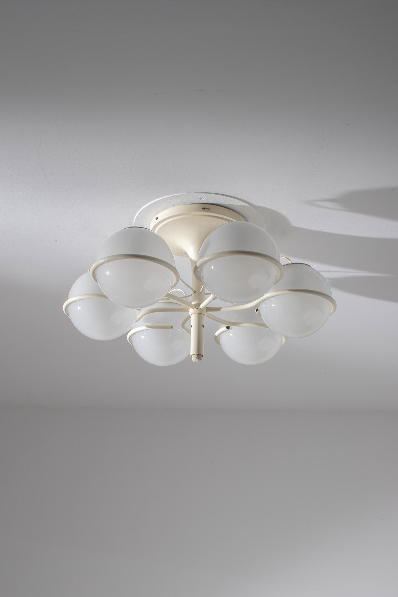 GINO SARFATTI: Lampada a plafone della serie 2042. Metallo smaltato, vetro soffiato sabbiato all'interno. Produzione Arteluce 1958 ca. Decalcomania della manifattura. cm 40x70 A CEILIN LAMP BY G. SARFATTI M. Romanel