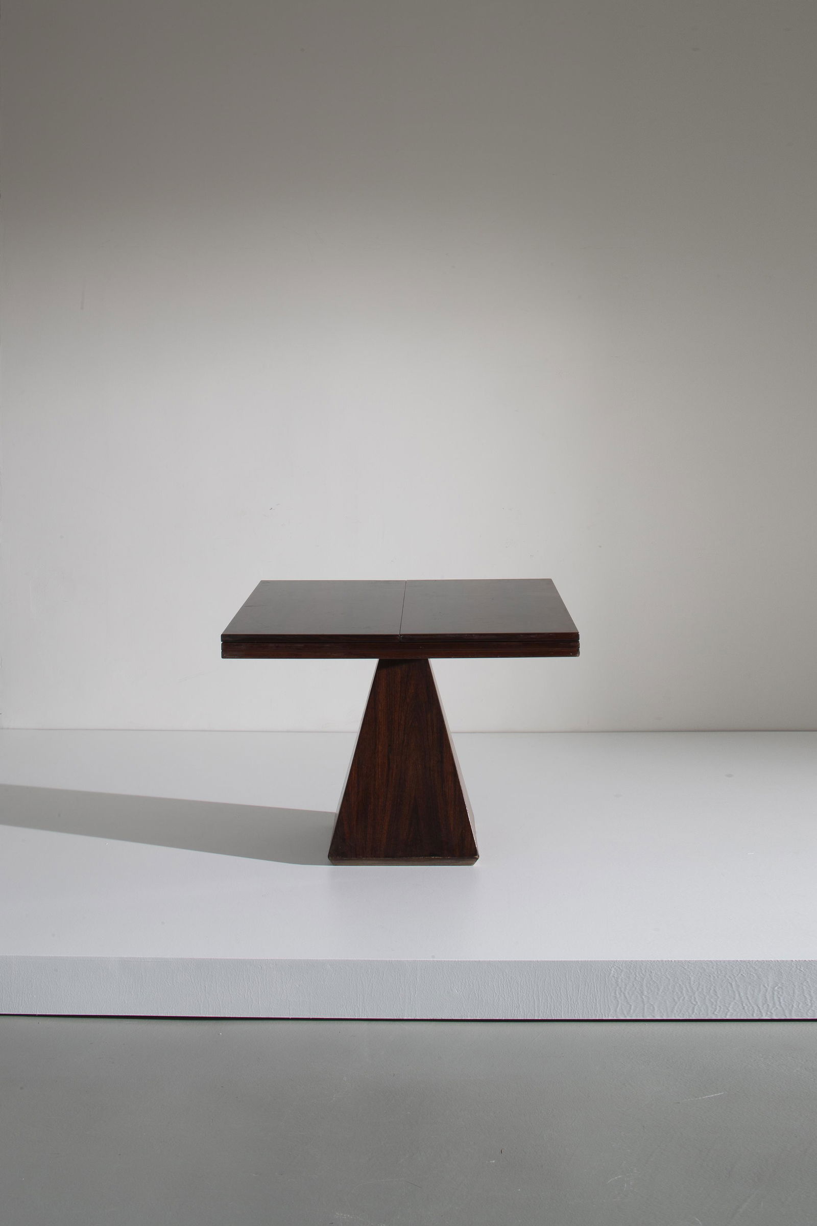 VITTORIO INTROINI: Tavolo a bandelle mod. Chelsea. Legno esotico, metallo cromato. Produzione Pozzi, 1975 ca. Chiuso cm 75x100x100; aperto cm 73x200x100 A TABLE BY V. INTROINI Casa Amica, l'angolo del pranzo, 1969, p. 4