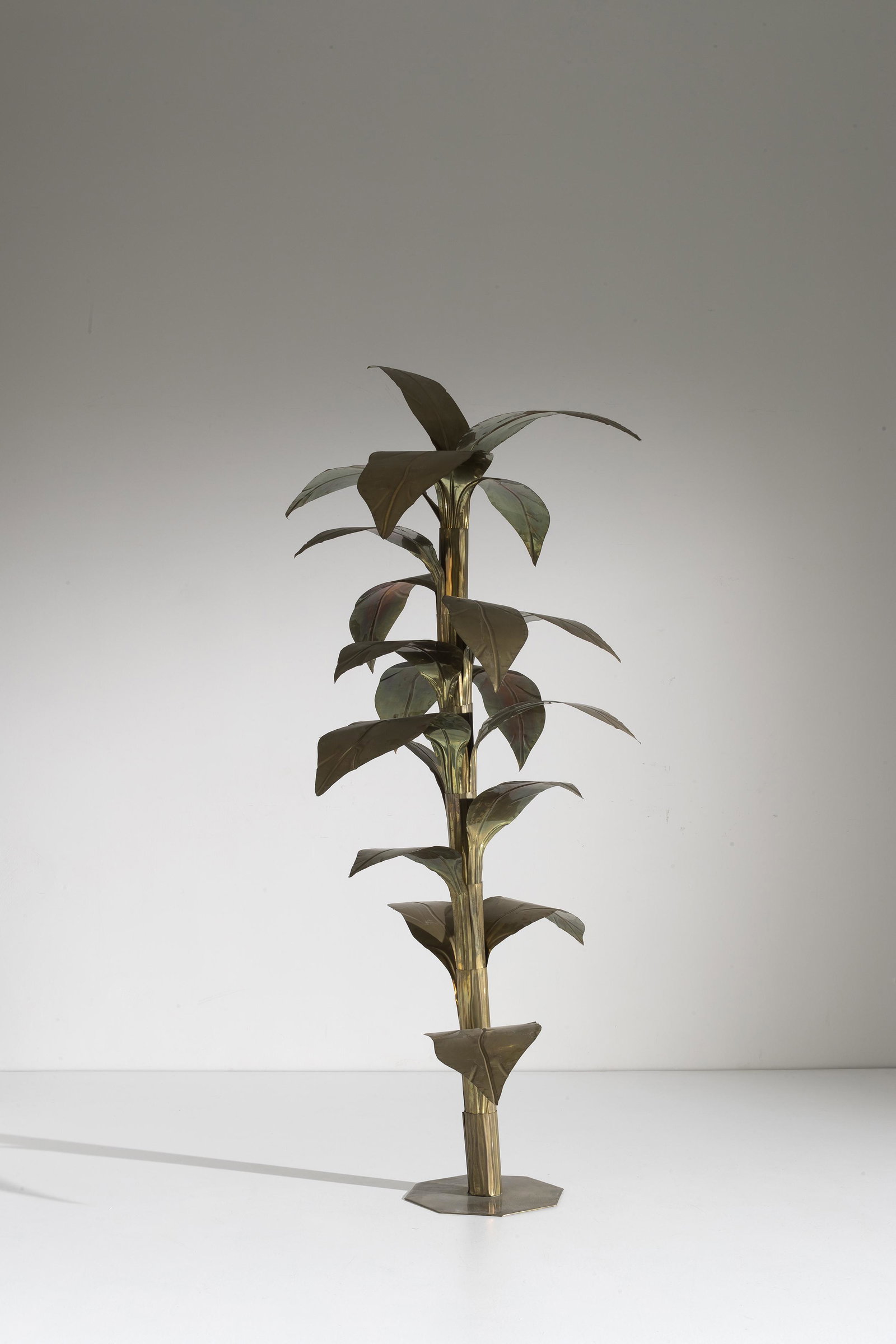 MAISON JANSEN: Scultura. Ottone sbalzato. Francia anni '70. cm 180x75x75 A SCULPTURE BY MAISON JANSEN Buone condizioni. Alcune lievi pieghe sulle foglie, righe, graffi , segni d'usura, ottone in patina.