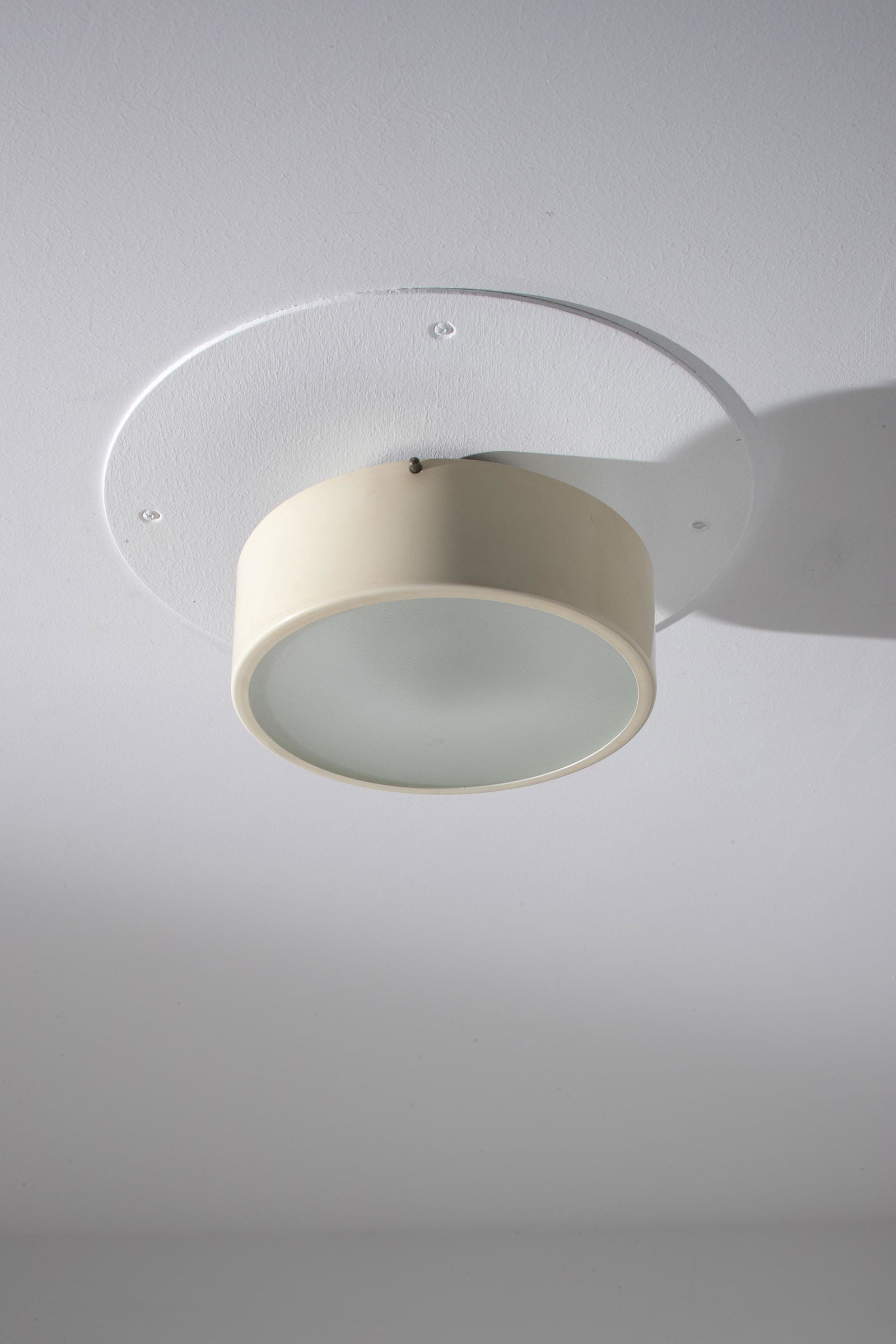TITO AGNOLI: Lampada a plafone mod.449. Alluminio verniciato, ottone, vetro satinato. Produzione Oluce anni '50. cm 15x24 A CEILING LAMP BY T. AGNOLI T. Brauniger, Apparecchi per illuminazione Giuseppe Ostuni Oluc