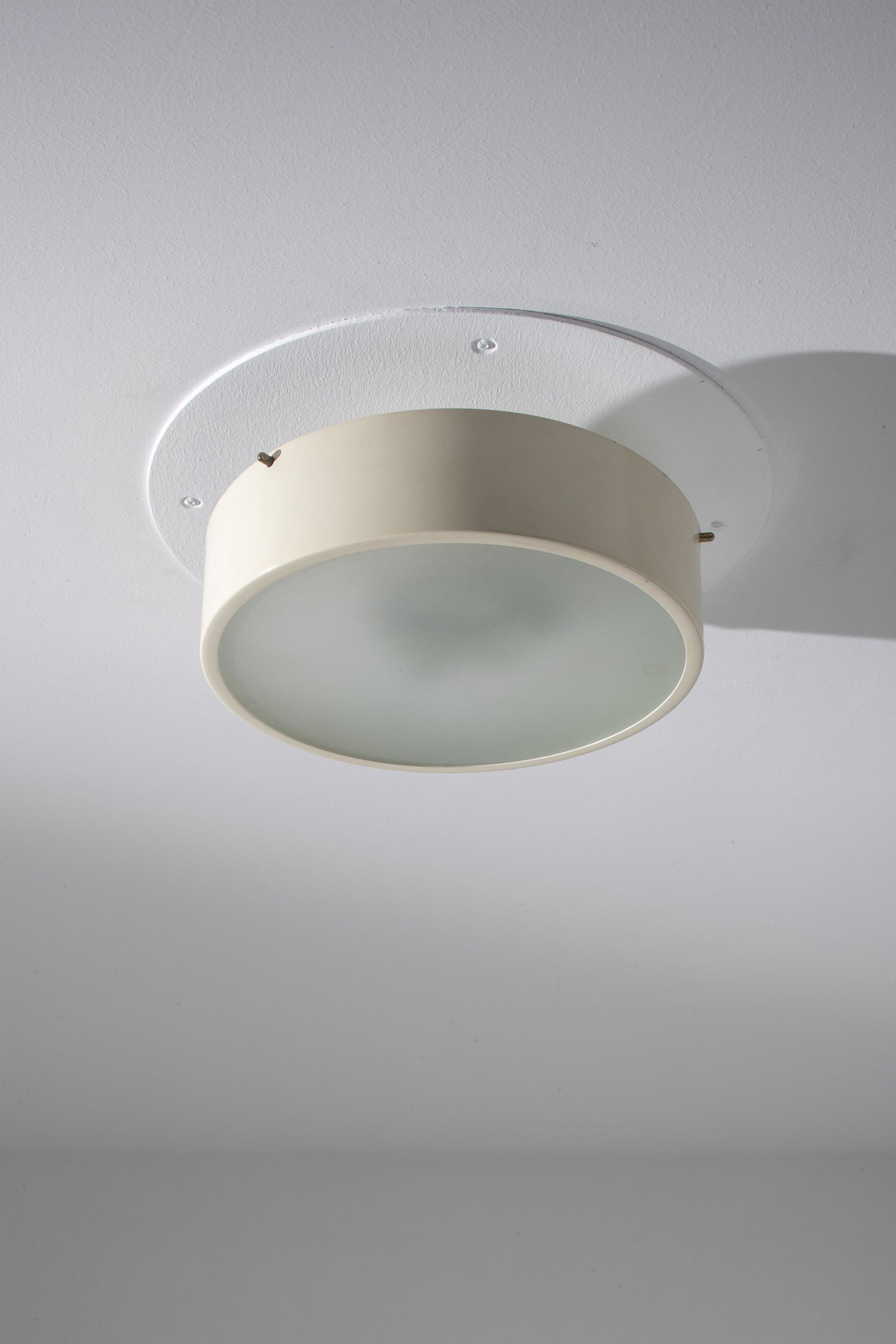 TITO AGNOLI: Lampada a plafone mod.449. Alluminio verniciato, ottone, vetro satinato. Produzione Oluce anni '50. cm 12x27 A CEILING LAMP BY T. AGNOLI T. Brauniger, Apparecchi per illuminazione Giuseppe Ostuni Oluc