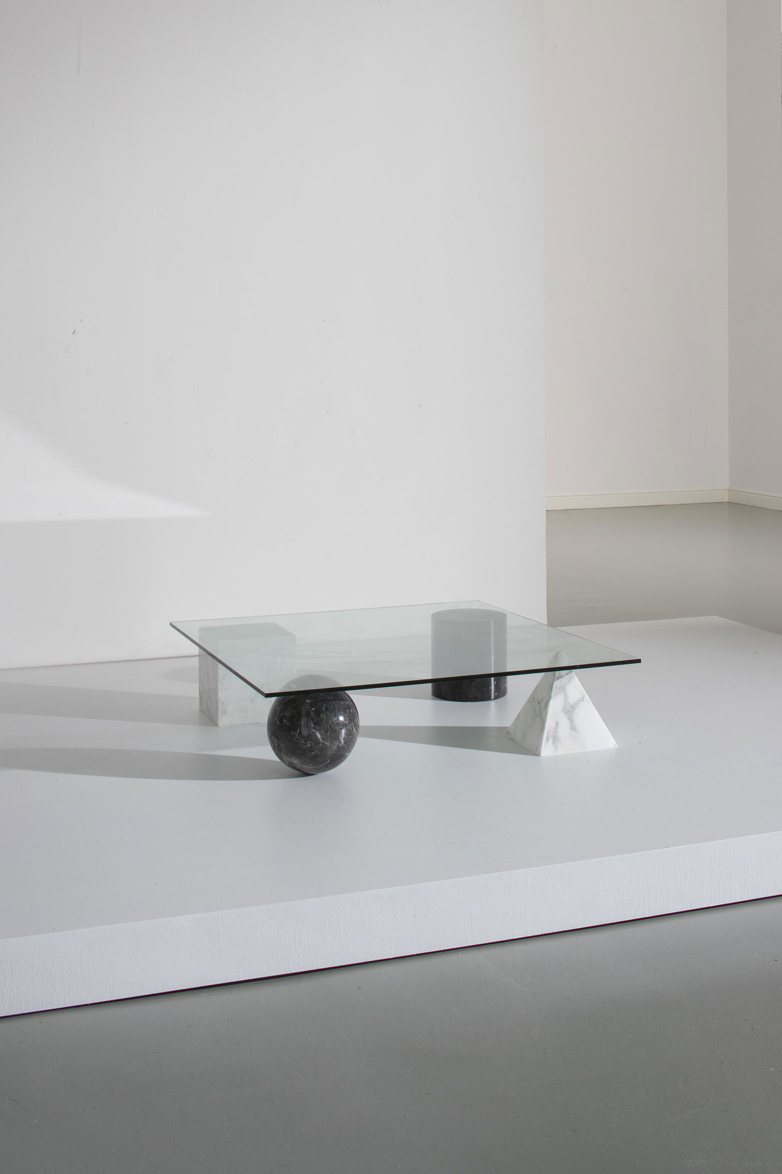 MASSIMO VIGNELLI & LELLA VIGNELLI: Tavolino mod. Metafora. Marmo, cristallo molato. Produzione Casigliani 1985 ca. cm 26x110x110 A LOW TABLE BY L. M. VIGNELLI G. Gramigna, Repertorio del design italiano per l'arredamento domestico, 195
