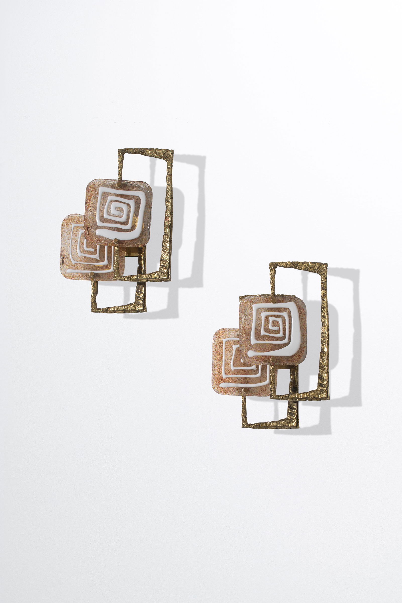 ANGELO BROTTO: Coppia di lampade da parete. Fusione di bronzo dorato, vetro artistico. Produzione Esperia anni '60 ca. cm 50x36x13 A PAIR OF WALL LAMPS BY A. BROTTO Condizioni generali molto buone. Piccole righe, no