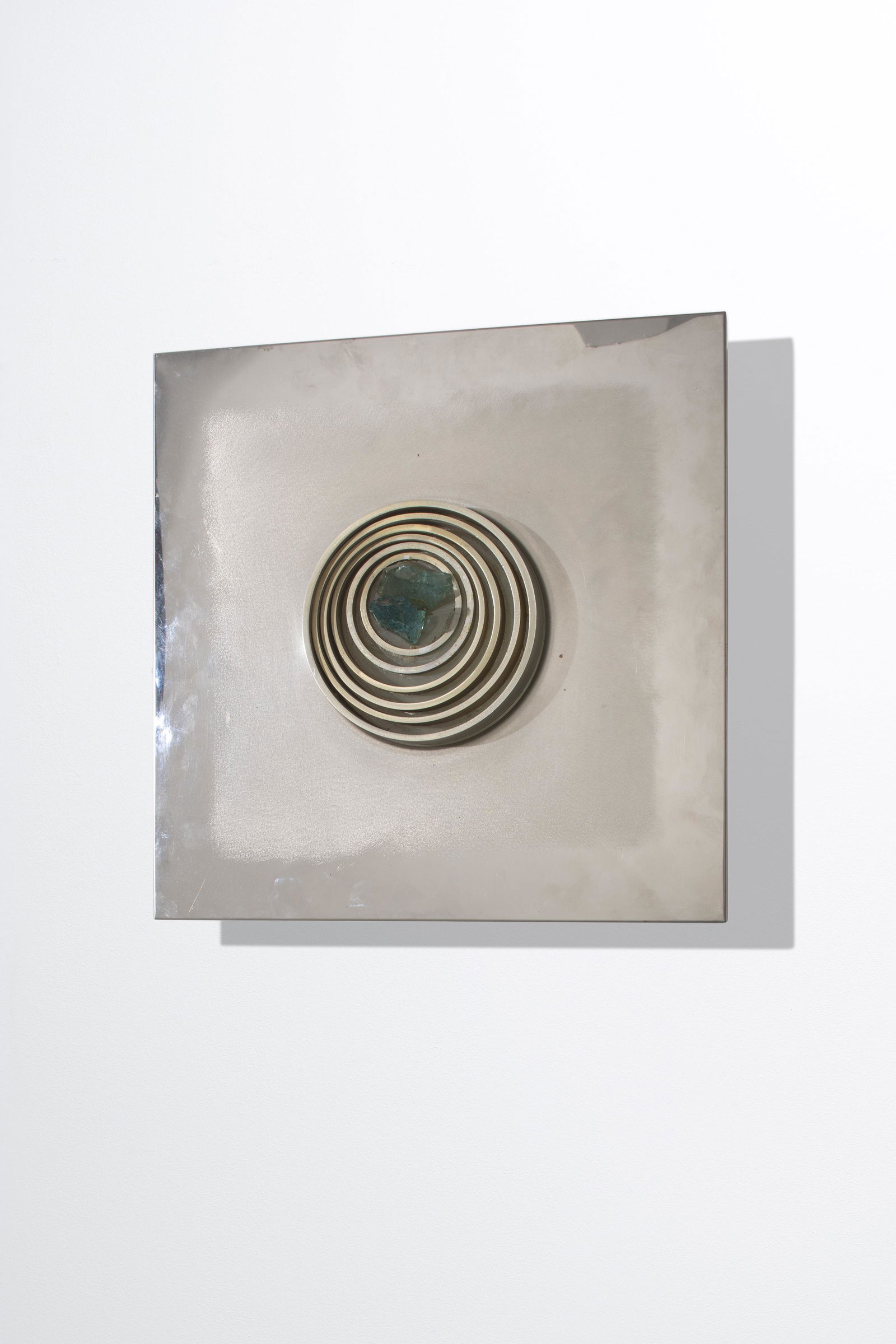 ANGELO BROTTO: Lampada da parete della serie Quasar. Metallo verniciato, acciaio satinato, vetro colorato lavorato a caldo. Produzione Esperia anni '70. cm 45x45x12 A WALL LIGHT BY A. BROTTO Discrete condizioni gene