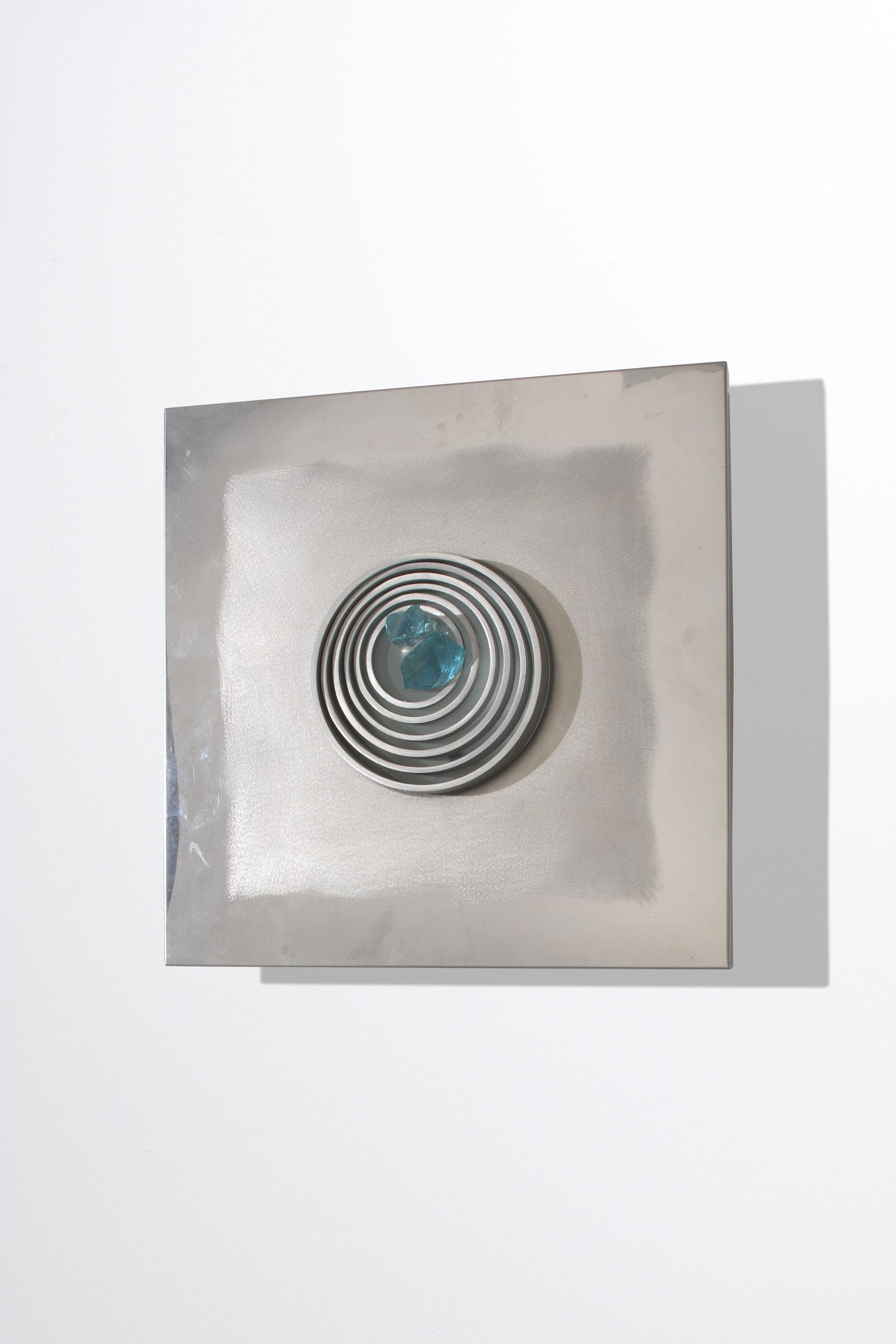 ANGELO BROTTO: Lampada da parete della serie Quasar. Acciaio lucidato e parzialmente satinato, cristallo colorato. Produzione Esperia Poggibonsi, 1970 ca. cm 45x48 A WALL LAMP BY A. BROTTO Discrete condizioni genera