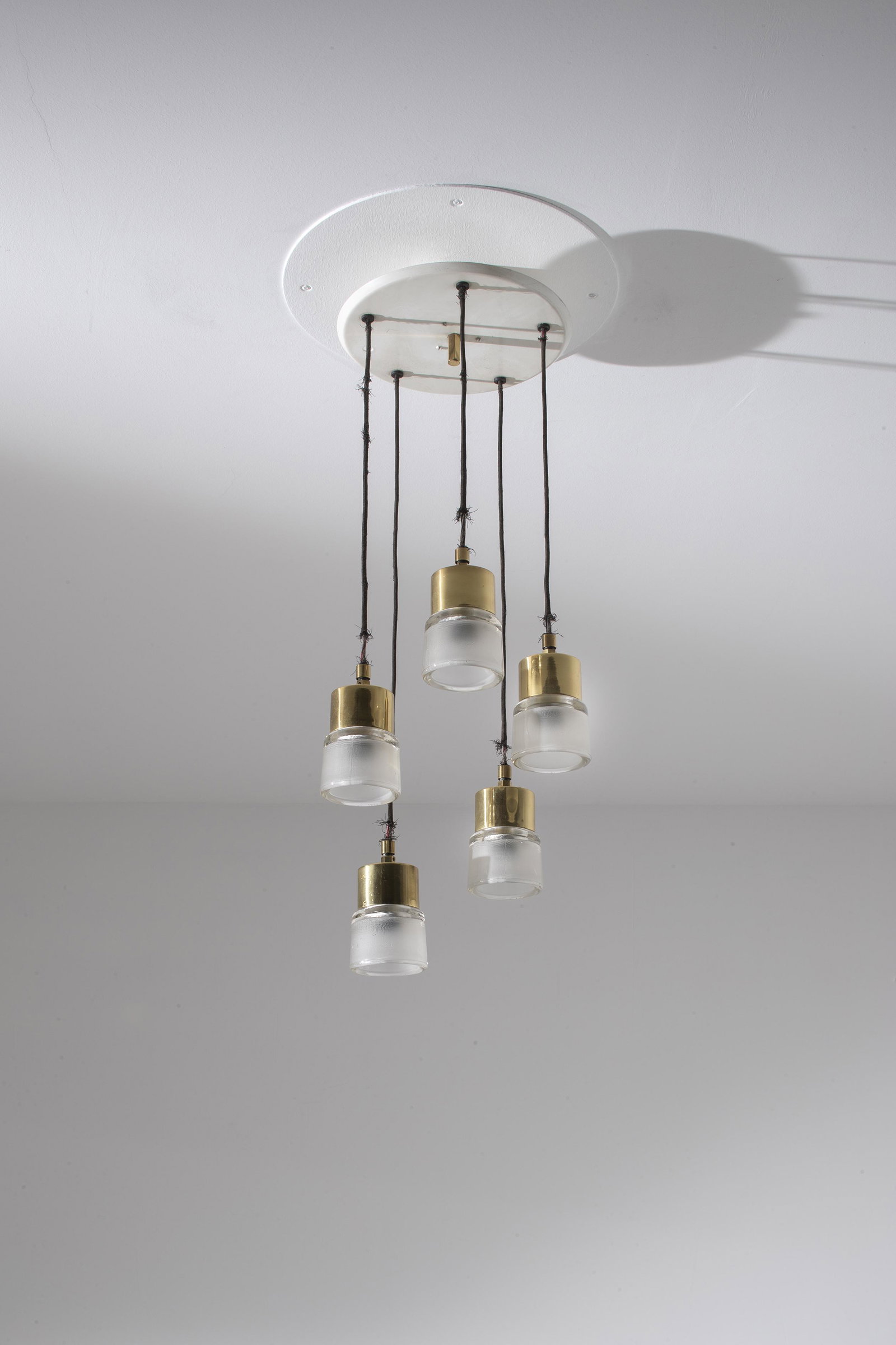TITO AGNOLI: Lampadario a plafone. Ottone, metallo smaltato, vetro pressato. Produzione Oluce anni '50. cm 80x25 A CEILING LAMP BY T. AGNOLI Condizioni molto buone Righe, graffi segni d'usura.