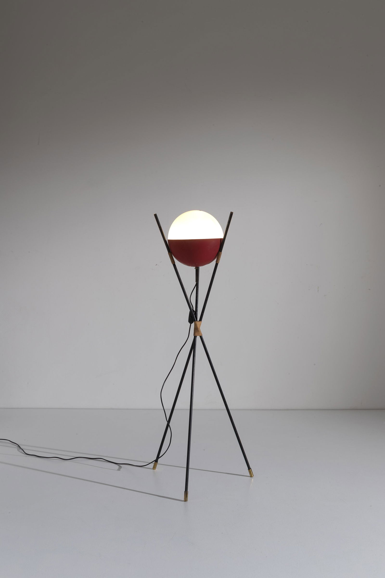 ANGELO BROTTO: Lampada da terra. Metallo verniciato, ottone, alluminio verniciato, vetro opalino satinato. Produzione Esperia anni '50 ca. cm 120x35 A FLOOR LAMP BY A. BROTTO Buone condizioni generali. Righe, graffi