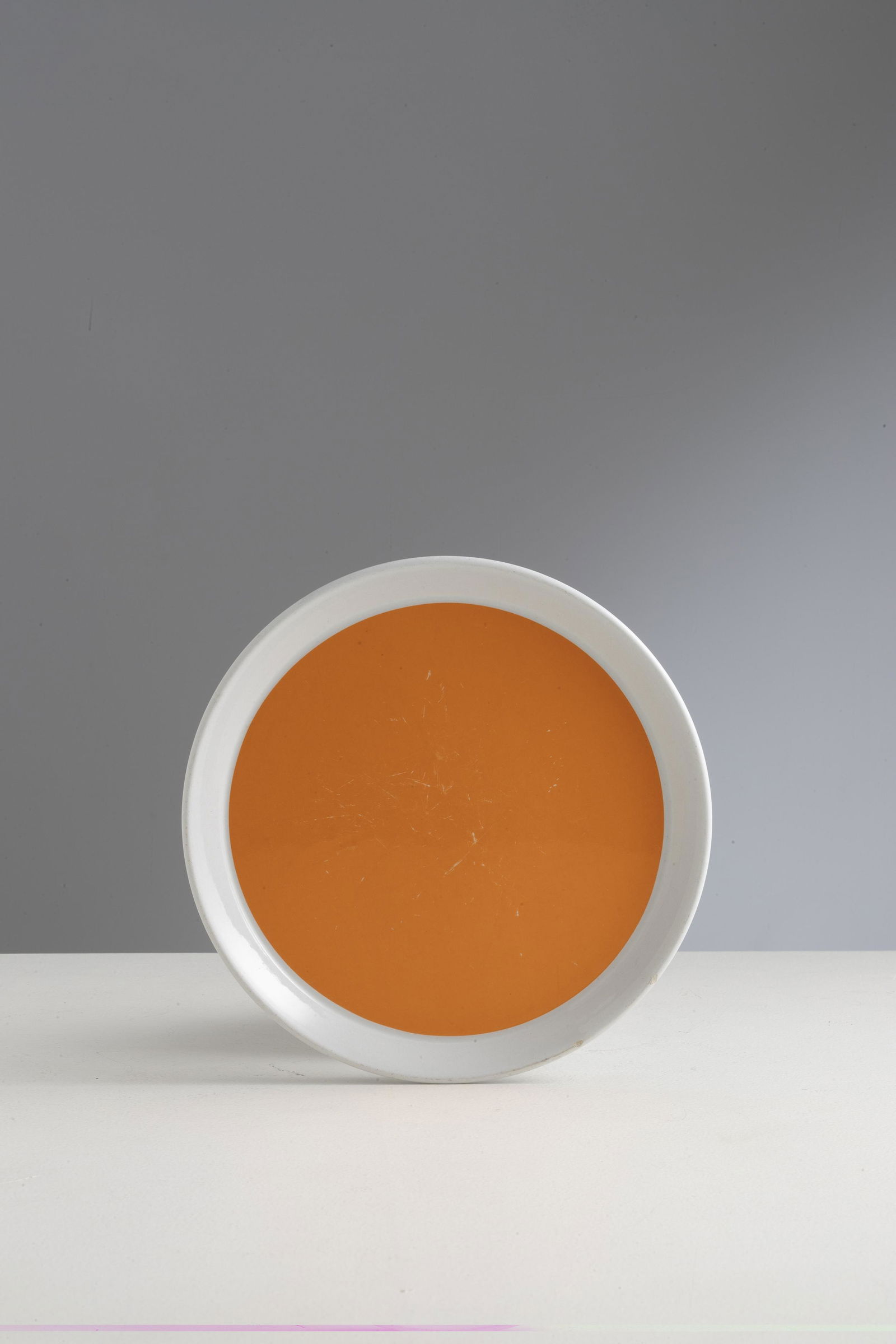 GIO PONTI: Piatto in ceramica della serie Fantasia Italiana. ceramica decorata. Produzione Franco Pozzi Gallarate anni '60.Marchio del produttore. cm 3x26,5 A CERAMIC DISH BY G. PONTI Domus n.450, maggio 1967, p