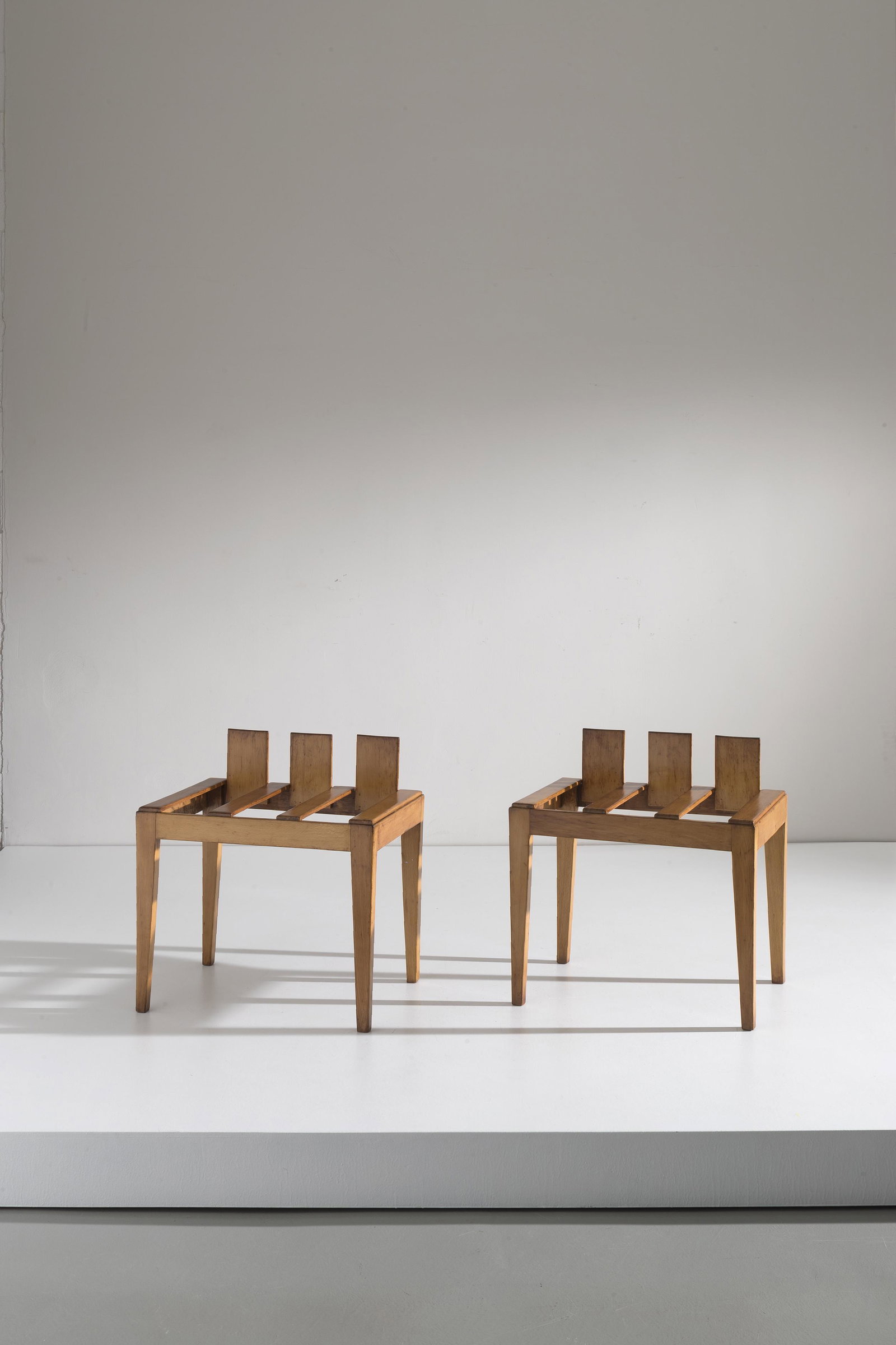 MANIFATTURA ITALIANA: Coppia di porta valige. Legno di faggio, legno di acero. italia anni '50. cm 61x59x40 A PAIR OF ITALIAN LUGGAGE RACK Buone condizioni. Righe, graffi, segni d'usura trascurabili mancanze