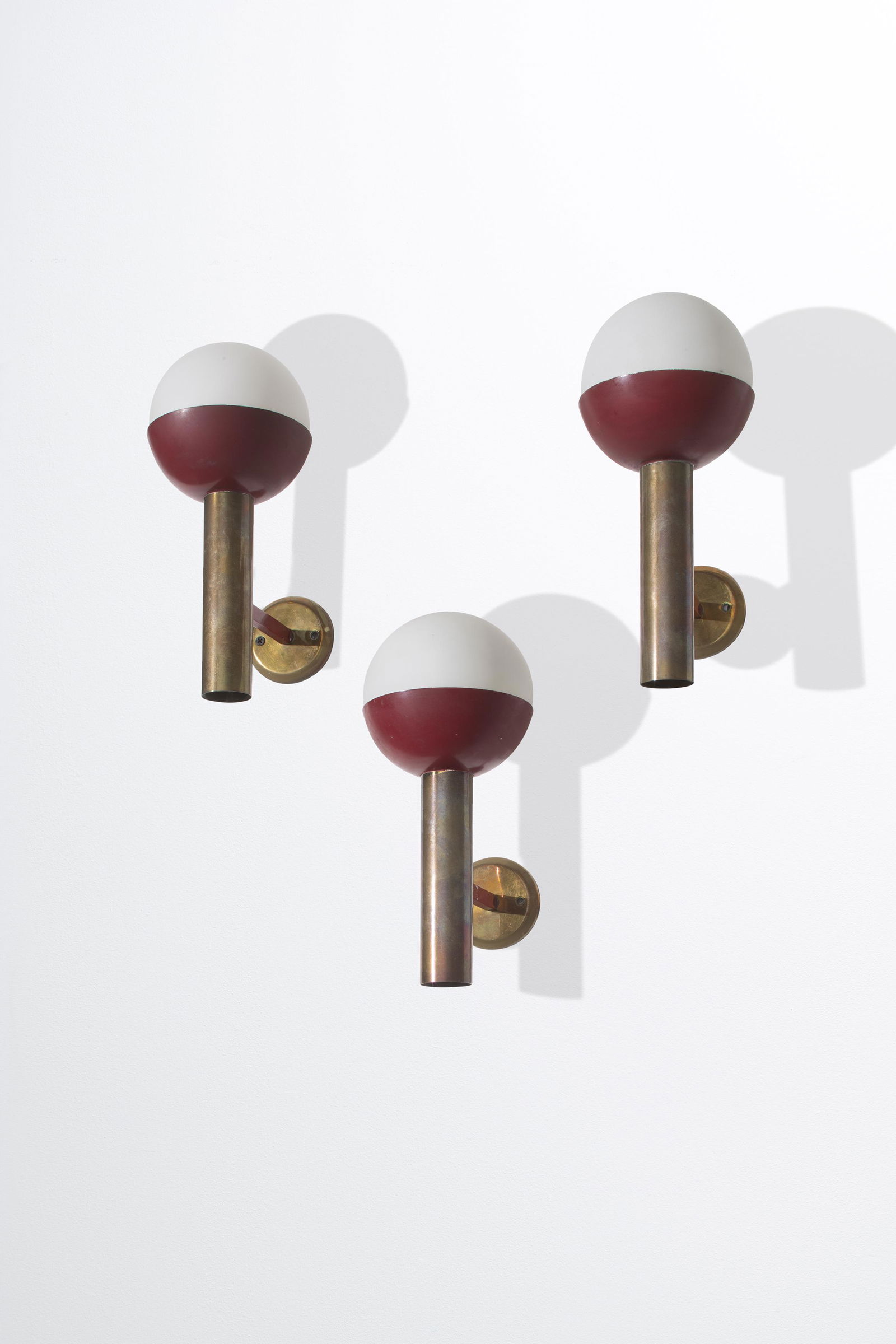 ANGELO BROTTO: tre lampade da parete. Ottone, metallo smaltato, vetro opalino. Produzione Esperia anni '60. cm 27x12x18 THREE WALL LIGHTS BY A. BROTTO Buone condizioni. Righe, graffi, segni s'usura, piccole mancanze