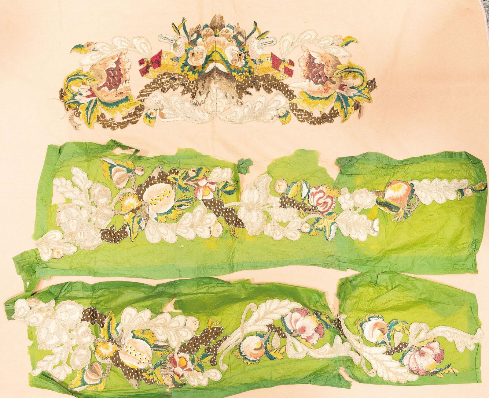 TRE RICAMI IN TECNICA MISTA DA RIPORTARE SU TESSUTO (1 of 2)