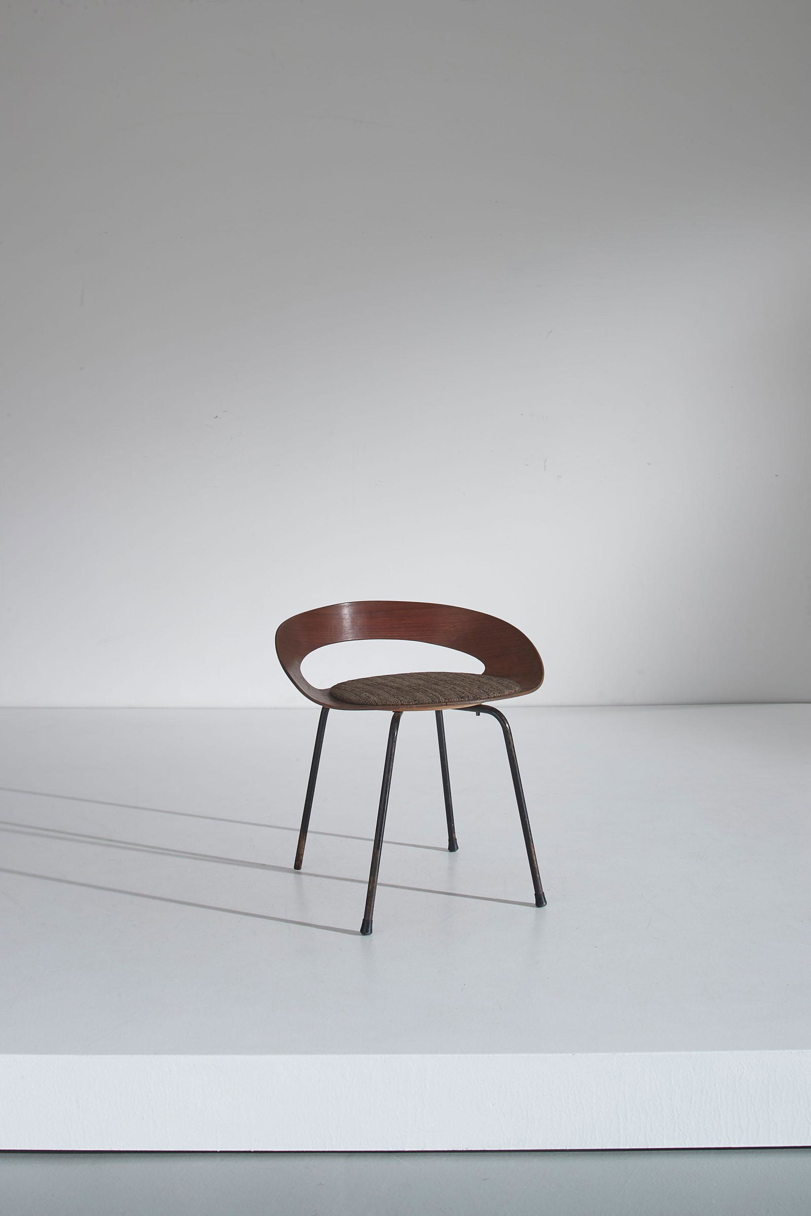 LUCIANO NUSTRINI: Panchetto. Metallo verniciato, legno curvato, tessuto imbottito. Produzione Poltronova 1957 ca. cm 55x56x46 A STOOL BY L. NUSTRINI G. Gramigna, 'Repertorio del Design italiano 1950 ; 2000', Milano 200