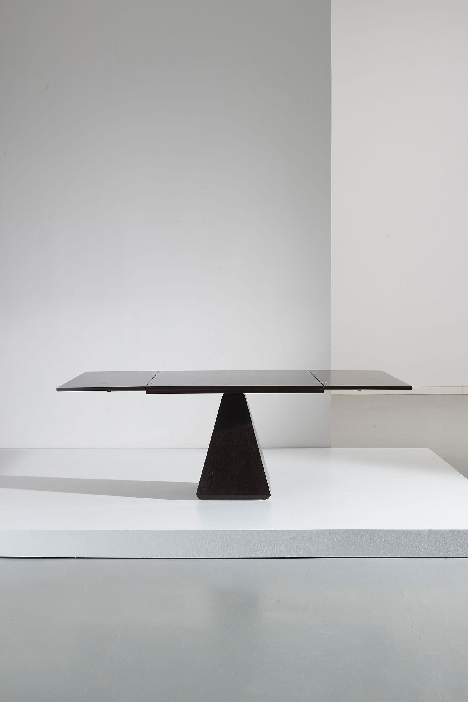 VITTORIO INTROINI: Tavolo a bandelle mod. Chelsea. Legno laccato, metallo cromato. Produzione Pozzi, 1975 ca. Chiuso cm 75x100x100; aperto cm 73x200x100 A TABLE BY V. INTROINI Casa Amica, l'angolo del pranzo, 1969, p. 4