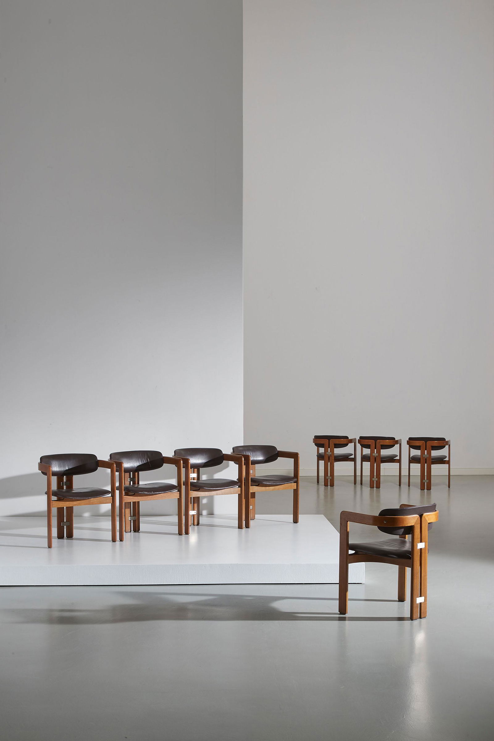 AUGUSTO SAVINI: Otto sedie mod. Pamplona. Legno di olmo, ottone nichelato, pelle imbottita. Produzione Giuseppe Pozzi 1970 ca. cm 72x57x46 Domus n.483, febbraio 1970, p. 44.