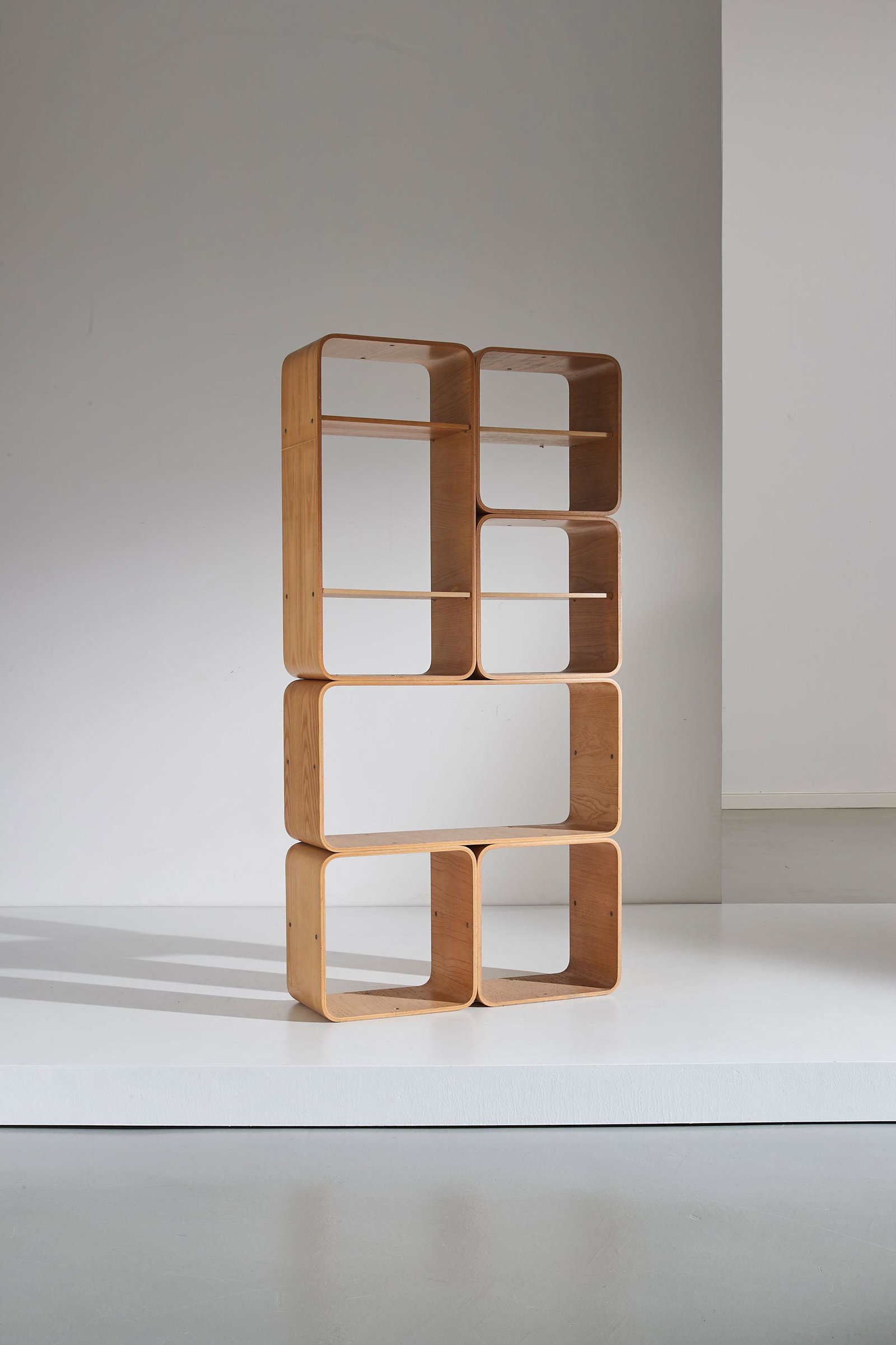 FIARM: Libreria. Multistrato impiallacciato in legno di castagno. Italia 1970 ca. cm 184x92x30 A BOOKCASE BY FIARM